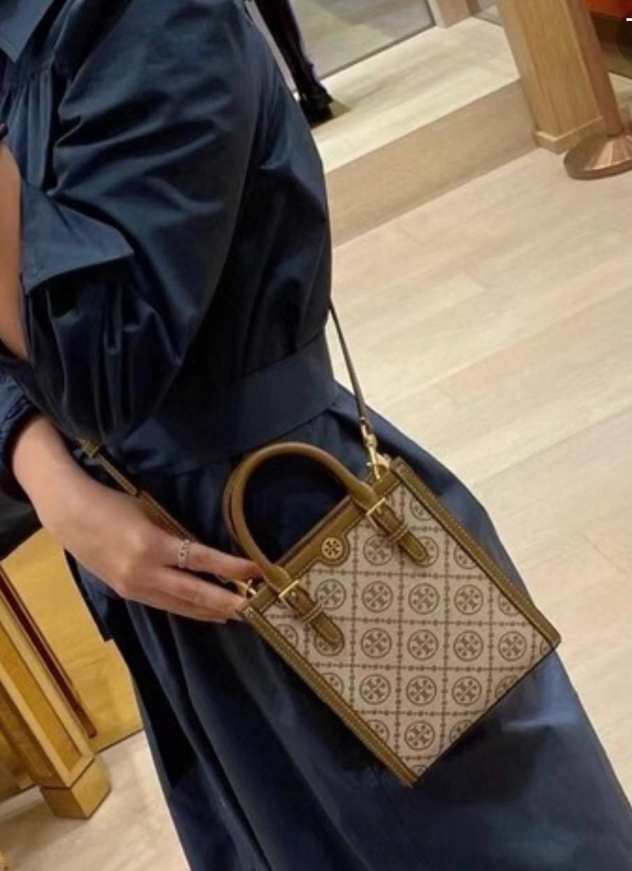 Tory burch t monogram jacquard mini tote ลวดลายT monogram ด้วยโลโก้สุดไอคอนนิคของแบรนด์ โดดเด่นด้วยกราฟฟิคและดีไซน์ ออกมาในหลายรูปแบบหลายคอลเลคชั่น แต่ละคอลเลคชั่นสวยหรูไม่แพ้กัน ทรงมินิโท้ท ขนาดกำลังดี ใช้งานง่าย ก็เป็นอีกหนึ่งรุ่นที่ทันยุคทันสมัยที่สาวๆ