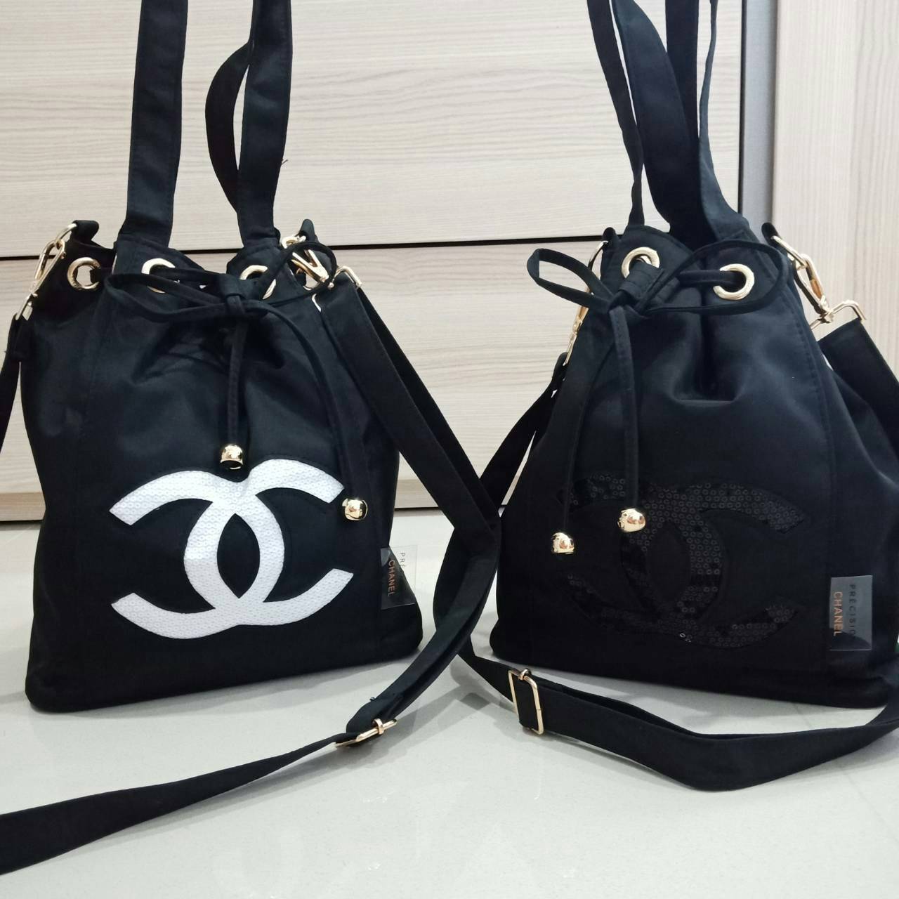 New Arrival !! กระเป๋าทรง nylon bucket style จับจีบน่ารัก ของแท้จากงาน vip gift เคาเตอร์แบรนด์ chanel ตัวกระเป๋าทรงจากไนล่อน กันน้ำทั้งใบ อะไหล่ทองปั้มแบรนด์ ด้านหน้าปักเลื่อม CC สุดหรู ด้านในจุของได้เยอะ บุผ้าปั้มแบรนด์พร้อมช่องซิปอีกหนึ่งช่อง ใส่ ipad m
