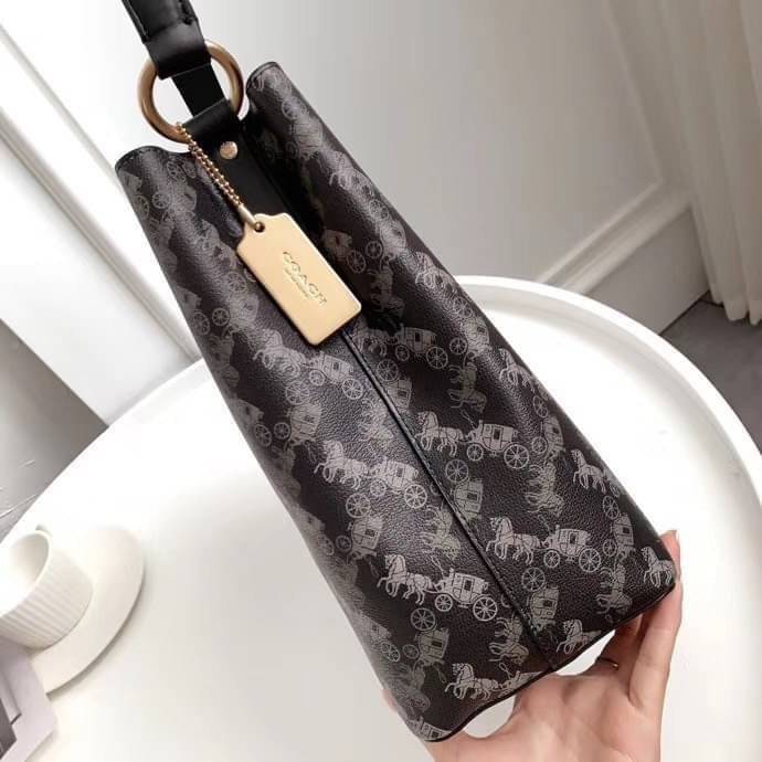 COACH TOWN BUCKET BAG WITH HORSE AND CARRIAGE PRINT ((2081-236)) 🔺กลับมาแล้ว ตามคำเรียกร้องค่ะ! กระเป๋าคล้องไหล่//สะพายข้างได้ วัสดุ pvc อย่างดี หนังนิ่มป่องพองตัวสวยงาม ลายรถม้าทั้งใบค่ะ ภายในกระเป๋าแบ่งเป็น2ช่องหลัก เปิดปิดแบบกระดุมแม่เหล็ก ภายใ