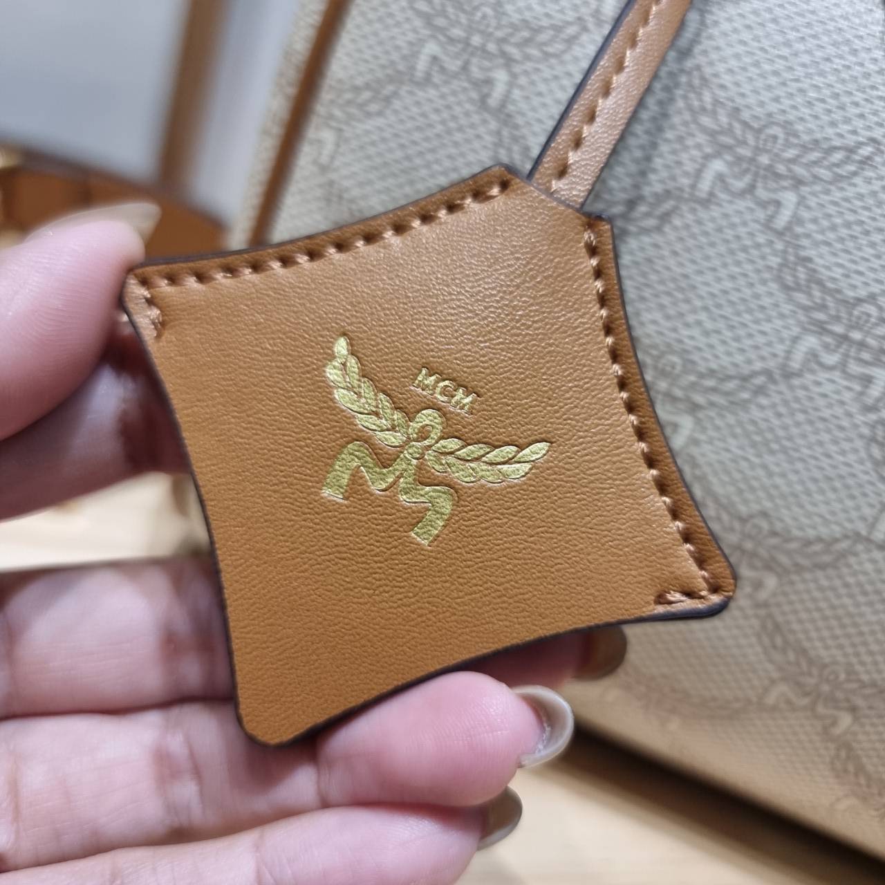 M.C.M SMALL ELLA BOSTON BAG IN LAURETOS กระเป๋าสะพายไอคอนิกโมโนแกรมใหม่ เกรดท็อปออริ สลับแท้ 1:1 เกรดดีสุด ใช้ต่างประเทศได้