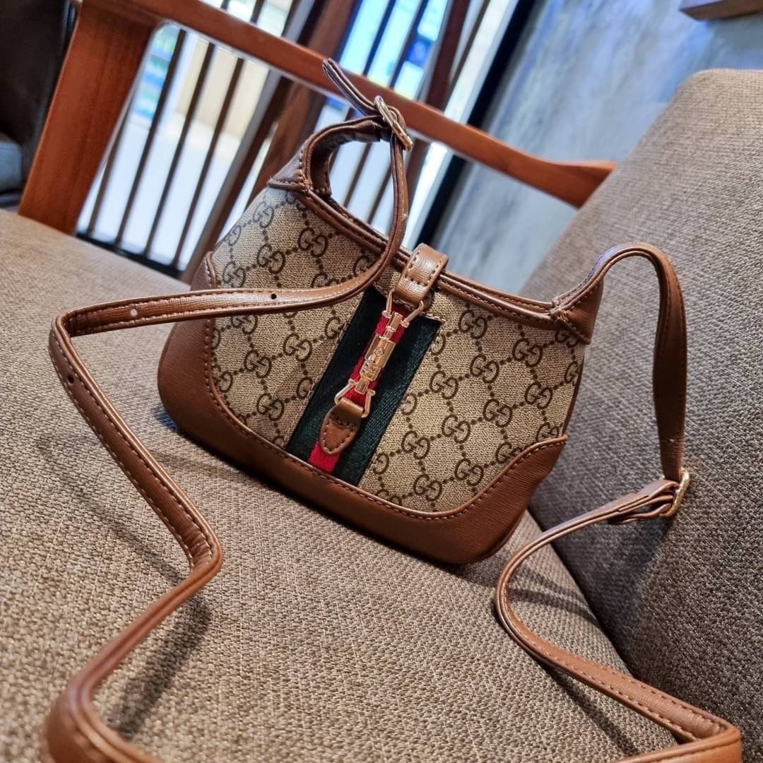 GUCCI Jackie 1961 Mini Hobo Bag GC MULTI BAG น้องคนสวย ใบเล็กแต่สุดว้าว กระเป๋าถือ/สะพายข้างวีไอพี พรีเมี้ยมกิ๊ฟที่จะทำให้หลงรักกันไปแบบสุดๆ น้องน่ารักมีดีเทลแฝงความหรูในตัว วัสดุหนังแคนวาสทนทาน อยู่ทรง ปากกระเป๋ามีตัวล็อค ภายในเป็นช่องโล่ง มีช่องใส่บัตรภ