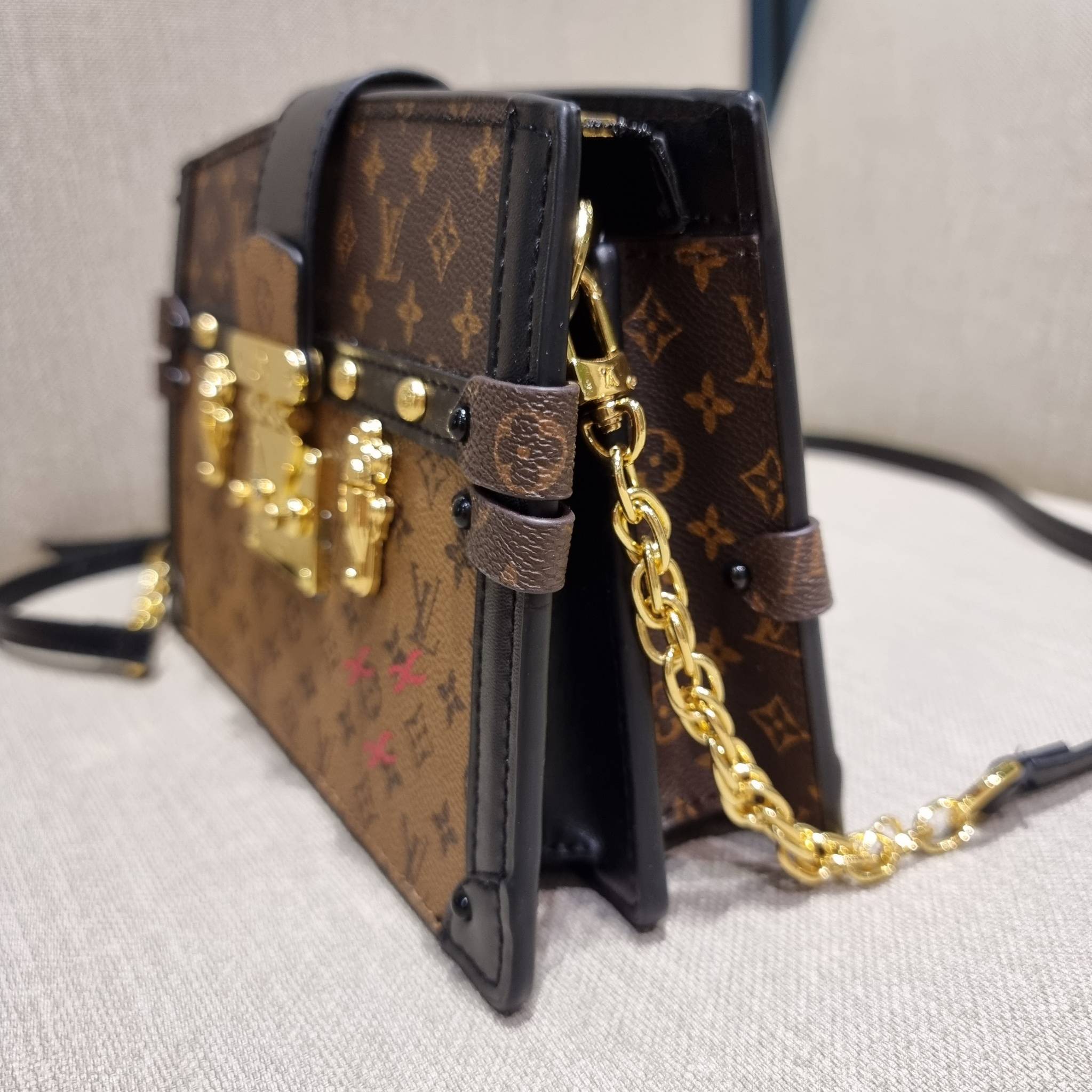 LOUIS VUITTON TRUNK CLUTCH Monogram / LV TRUNK CLUTCH กระเป๋าสะพายกึ่งคลัทช์ ทรงสวย ที่สาวๆเรียกร้อง วัสดุหนังแคนวาส ดีไซน์ทุกอย่างได้ลงตัว หรูหรา ปากกระเป๋ามีสายคาดล็อค และช่องซิปปิด ภายในแบ่งสัดส่วนไว้ดีมากๆ มาพร้อมสายสะพายโซ่สลับหนัง ที่ถอดออกได้ พกเป็