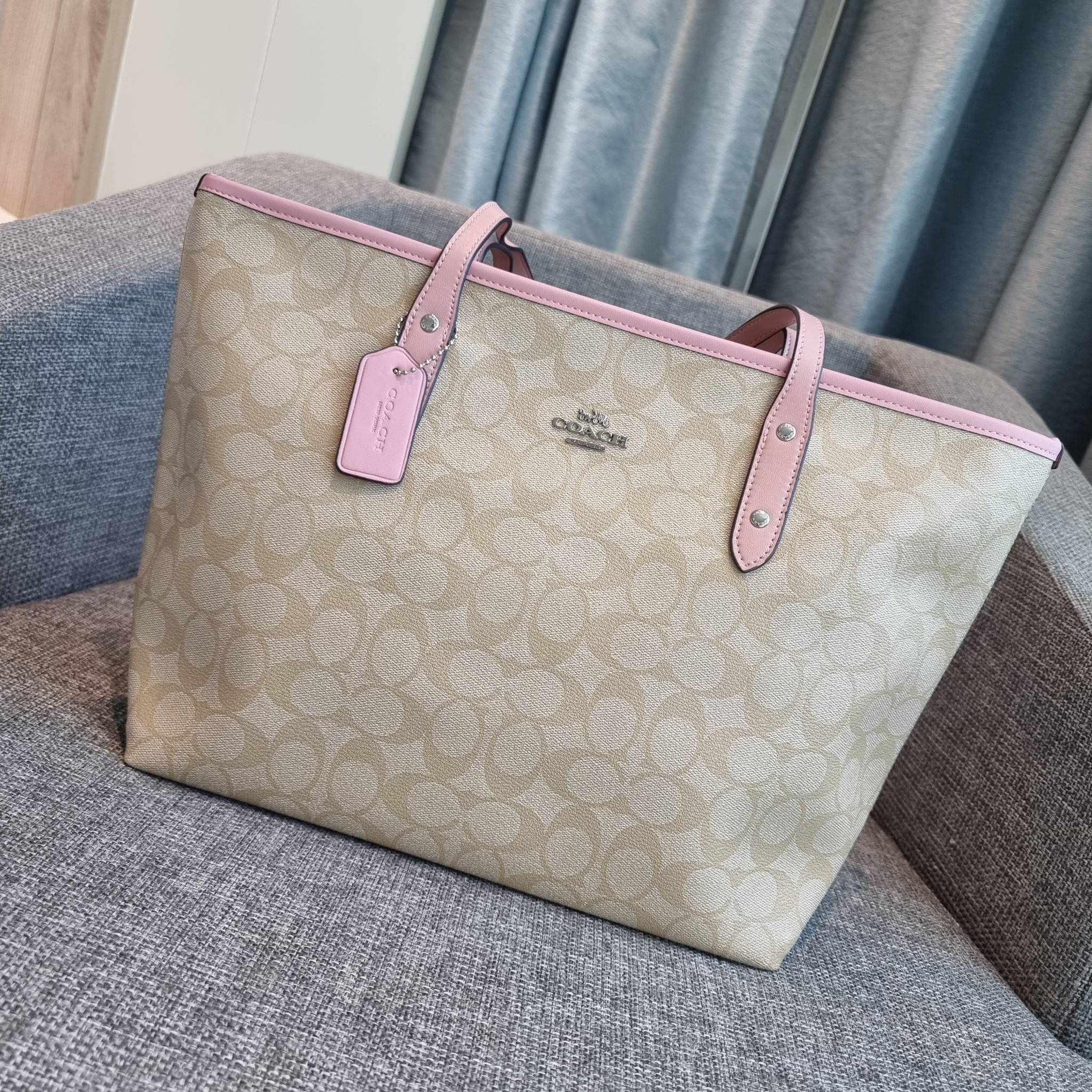 OUTLET 】COACH F58292 CITY ZIP TOTE IN SIGNATURE 16" รุ่นขายดี!! ไซส์ใหญ่ สีสวยมาให้แบบจัดเต็ม!! กระเป๋าถือทรงโท้ทใบใหญ่ สวยน่าใช้ทุกสี สะพายคล้องไหล่ได้เก๋ๆ จุของแน่นๆไปเลยจ้า!! วัสดุหนังแคนวาสคุณภาพ ปากกระเป๋าเปิด-ปิดด้วยซิป กันของหล่นได้ ถือไปไหนก็