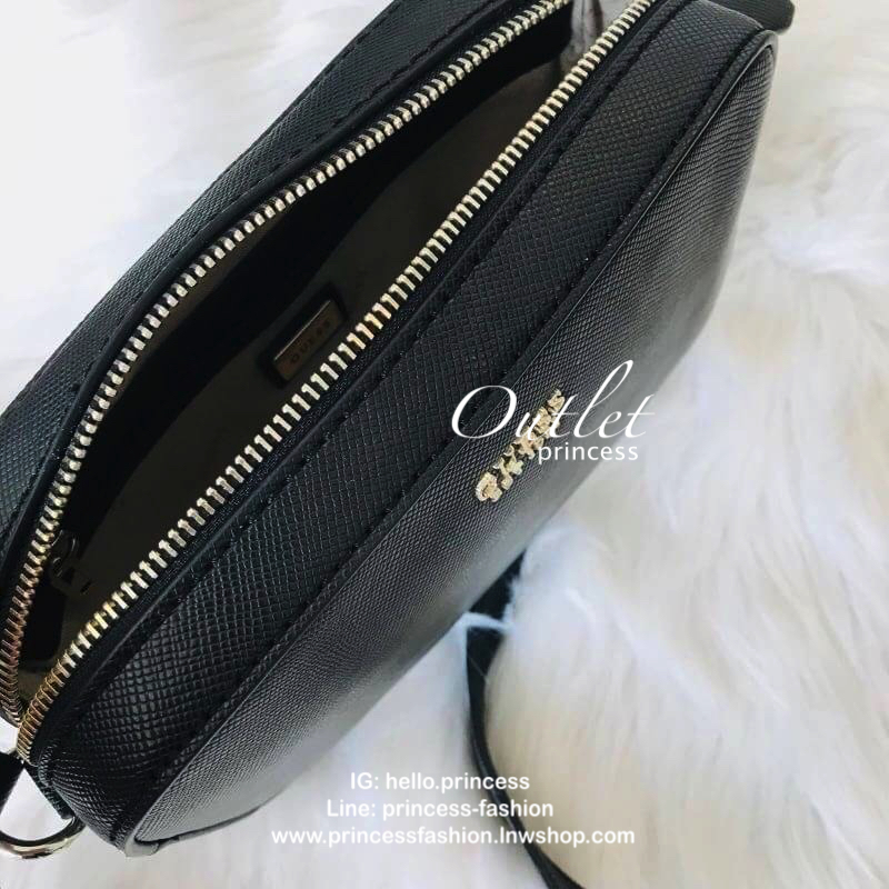 GUESS ZIP TOP KAMRYN CROSSBODY BAG กระเป๋าสะพายรุ่นยอดนิยม วัสดุ PU คุณภาพดี น้ำหนักเบา ด้านหน้าประดับด้วยโลโก้แบรนด์สุดหรู เปิดปิดกระเป๋าด้วยซิปสะดวกใช้ ด้านในโล่งกว้างมีช่องซิปและช่องใส่บัตร สามารถใส่มือถือได้ทุกรุ่น กระเป๋าสตางค์ใบสั้นได้ ซับในลายแบรนด