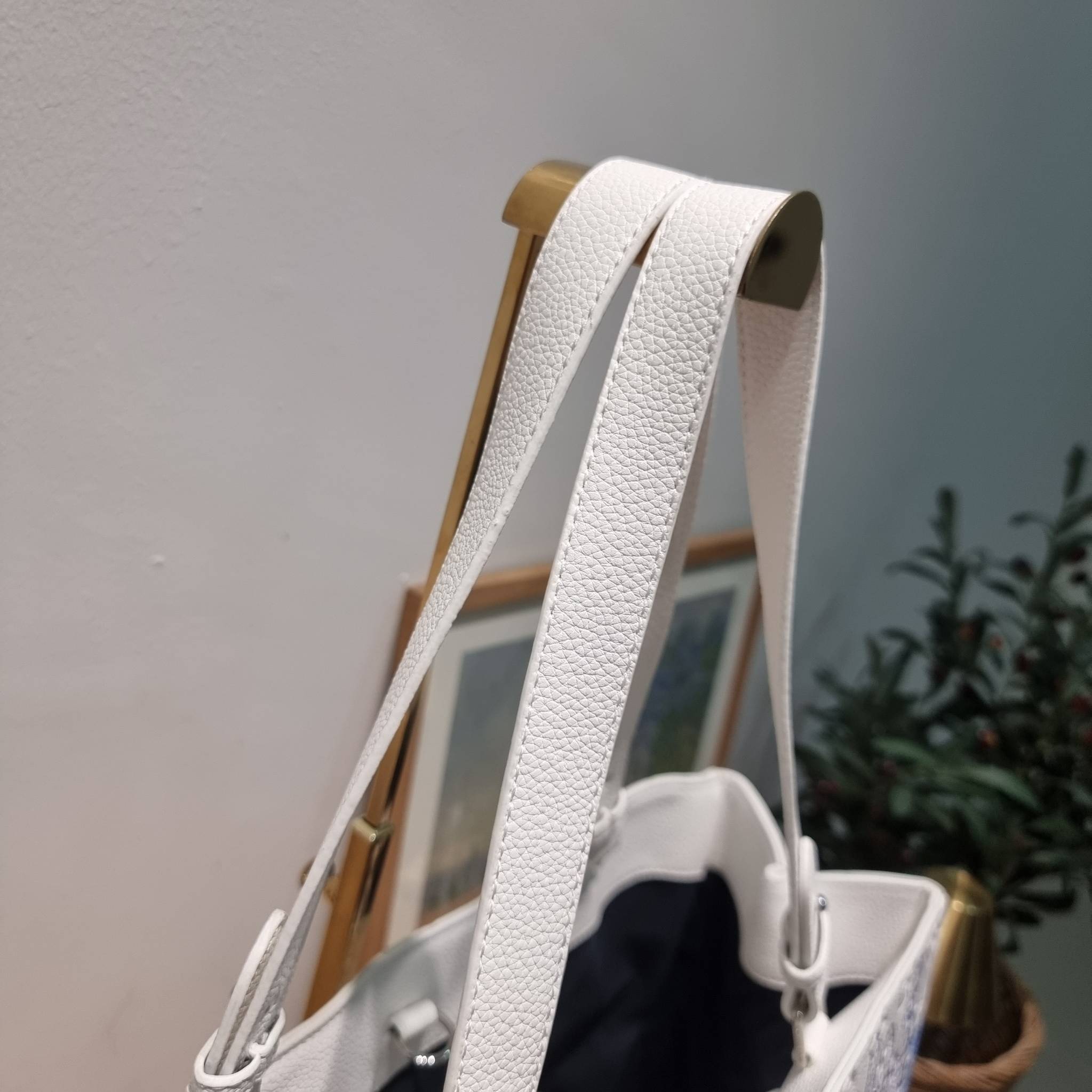 LV x YK Sac Plat 24H Bag Taurillon Monogram / LV × YK SAC CARRYALL TOTE ใหม่รับ summer สดใสฉีกทุกกฏ เพราะใช้ได้แบบยูนิเซ็กส์ กับกระเป๋าเดินทางมาในรูปแบบของทรงโท้ท ใบใหญ่ จุได้แบบจุกๆ ดีไซน์ลวดลายโดดเด่น