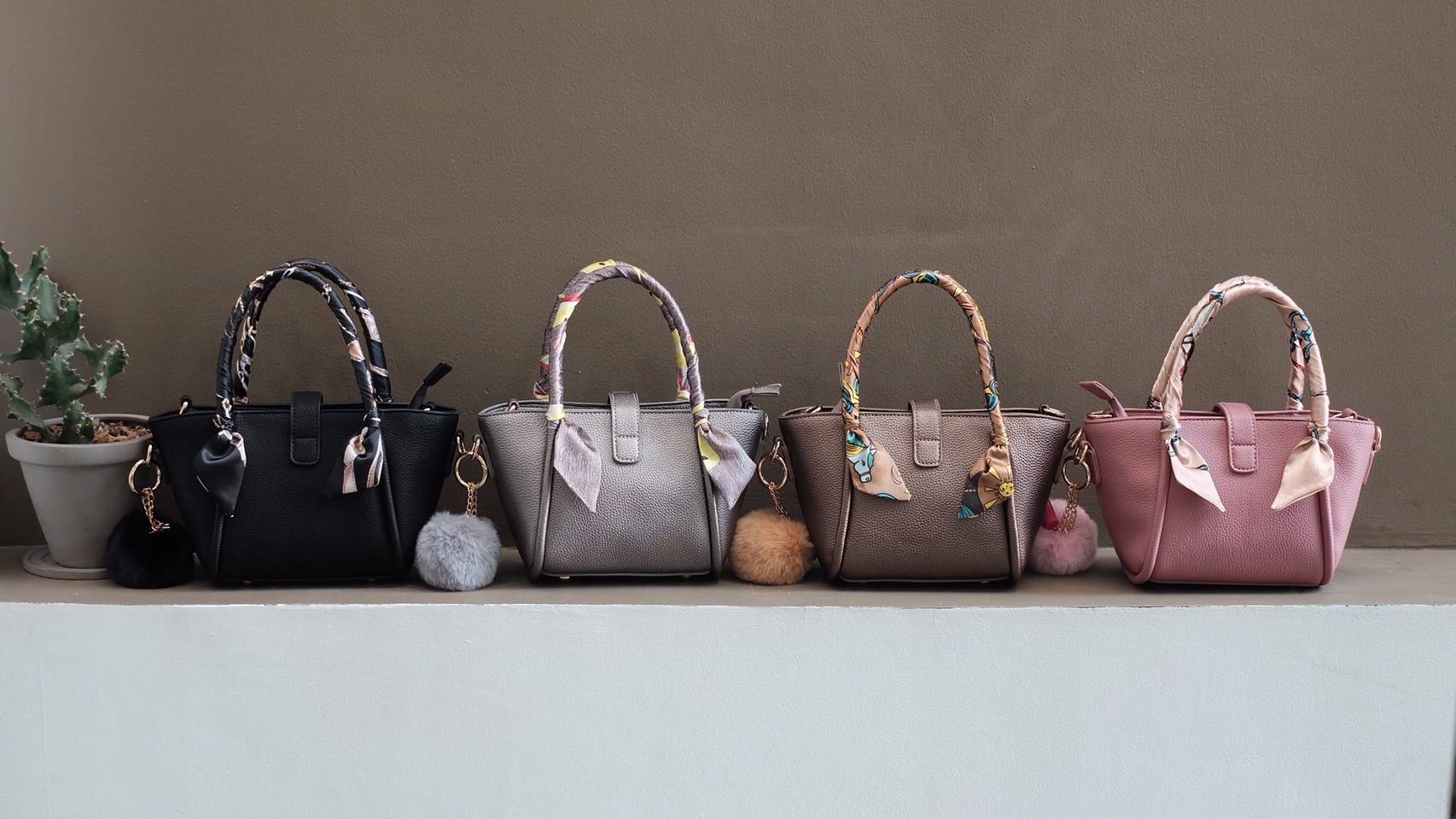 กระเป๋าทรงน่ารักๆ รับ Summer นี้เลยค่า KEEP ‘ Basket ‘ Handbag > ทรงน่ารัก (ราคานี้แถม ปอมๆ และผ้าพันหูกระเป๋าให้ 2 ผืน เข้า Set ) > มีใบเล็กด้านใน ให้อีก 1 ใบ สามารถเอาออกมาใช้สะพายได้ ( เหมือนซื้อ1ได้2 ) >น้ำหนักเบา ใบเล็กกะทัดรัด เหมาะกับ Summ