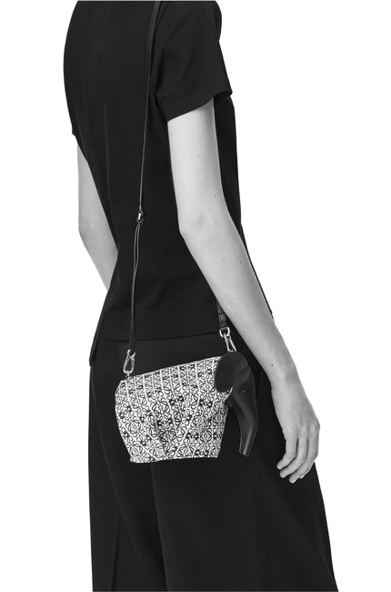 LOEWE Mini Canvas Anagram Jacquard Elephant Bag คอลเลคชั่นใหม่ล่าสุด น้องช้างไซส์มินิน่ารักมากมาย งานแบรนด์หรูจากประเทศสเปน โลเอเว่ (LOEWE) กระเป๋ารูปทรงช้างเป็นเหมือนหนึ่งในซิกเนเจอร์ของแบรนด์ ดีไซน์คงเอกลักษณ์วัสดุ Anagram Canvas Jacquard Fabric ผสมผสาน