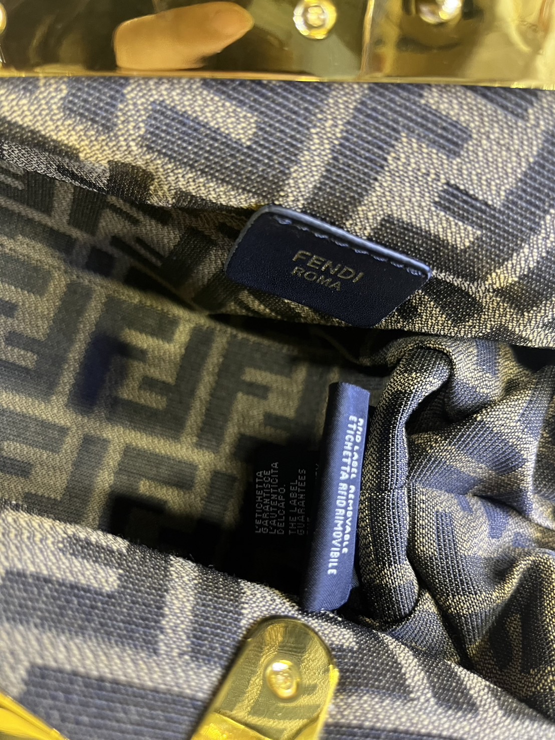 พร้อมส่ง 6 สี FENDI First Midi bag กระเป๋าทรงคลัชมาพร้อมสายสะพาย รูปลักษณ์สวยงามทันสมัย 🧡 เกรดออริจินอล 1:1 สลับแท้ ใช้งานต่างประเทศได้