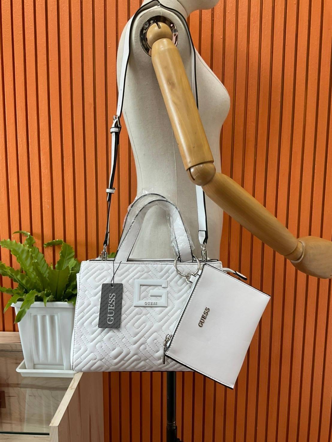 ของแท้ 💯% 】Guess Women’s Crossbody Bag กระเป๋าสะพายข้าง มาพร้อมกระเป๋าใบเล็ก ถอดออกแยกใช้งานได้ วัสดุ Pu หนังนิ่ม จับนุ่มมือมากๆ ด้านหน้าประดับโลโก้แบรนด์ กระเป๋ามีดีเทลเย็บลาย G