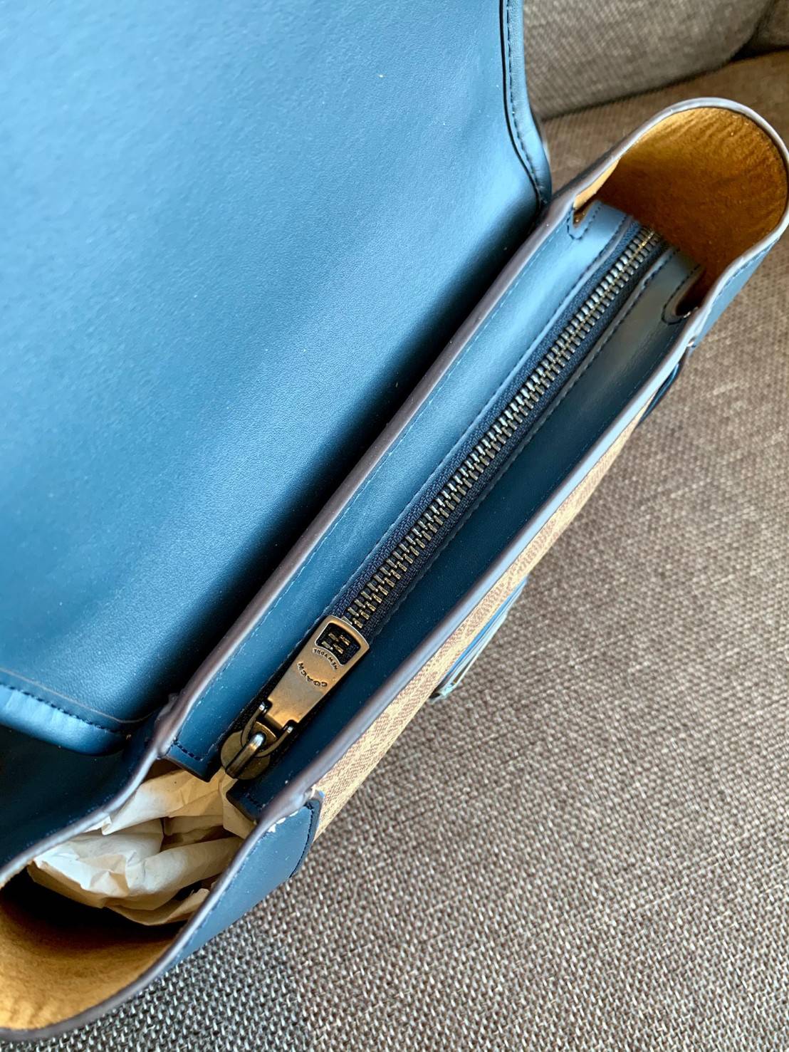 COACH COURIER CARRYALL 23 IN COLORBLOCK SIGNATURE CANVAS พร้อมส่ง 7 แบบ พร้อมส่ง ลุคดูไฮสุดๆค่ะ! กระเป๋าสะพายหนังหรูหราและคลาสสิค หนังแท้ชั้นดีที่สุด น้ำหนักเบา หนังสวยมากก สัมผัสแล้วหลงรักแน่นอนจ้าา😘