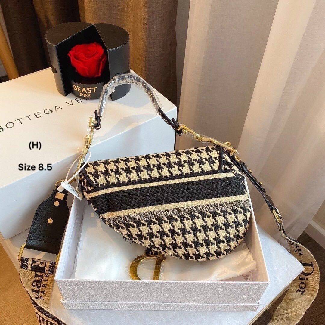 DIOR SADDLE BAG กระเป๋าสะพายดิออร์ รุ่นยอดนิยมตามแบบฉบับแบรนด์ ใช้งานได้ 2 แบบ สะพายยาว CROSSBODY และสายสั้นถือได้เก๋ๆ ลุคนี้คูลสุดๆ เลยค่าา ภาพถ่ายจากสินค้าจริง! สวยมาก พร้อมส่งที่ไทยราคาสุดคุ้ม สาวๆ ห้ามพลาดค่ะ!