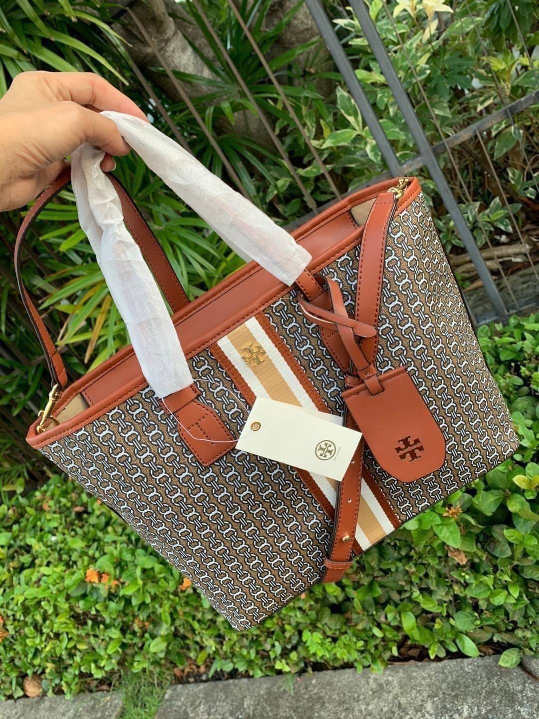 ของแท้ 💯% Tory Burch Gemini Link Canvas Small Tote กระเป๋าสุดปังจากทอรี่ เบริช์(Tory Burch) อย่างเจมิไนลิงค์ ในทรง tote bag ซึ่งผลิตจากผ้าใบเคลือบผิวด้าน มีเอกลักษณ์โดดเด่นที่ลายทางตรงกลาง