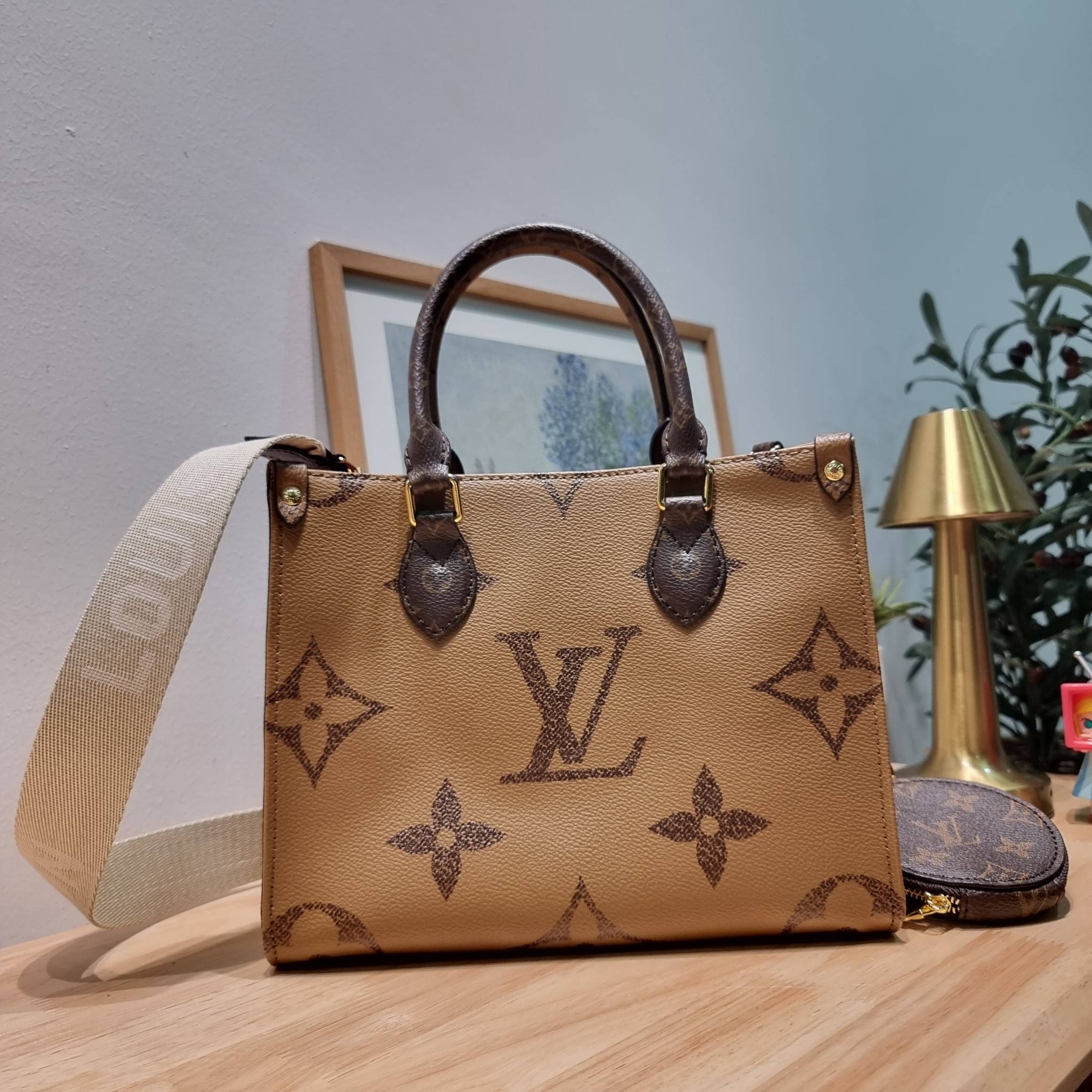 LV Onthego Small Bag กระเป๋าทรงโท้ทดีไซน์ใหม่ พร้อมสายสะพายสปอร์ตและใบลูก LV small tote with strap โทนสีคลาสสิคใช้งานง่าย ตอบโจทย์ได้ทุกลุค ทุกสไตล์