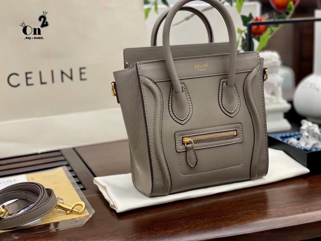 พร้อมส่งรุ่นยอดฮิต!! CELINE HANDLE BAG VIP / Celine Nano Luggage Bag กระเป๋าหนังแท้ ขนาดกำลังดี เปิดปิดด้วยซิปอะไหล่ทองมีที่จับหนัง ด้านในกว้าง มาพร้อมช่องซิปอีกช่อง เป็นอีกทรงที่ฮิตมานานข้ามปี มาพร้อมสายยาวสะพายแบบ CROSSBODYได้ หรือจะถือออกงานก็สวยหรูอีก