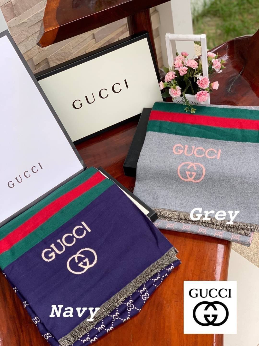 Gucci Pattern Logo Cashmere Shawl Scarf แบรนด์ดังจากประเทศอิตาลี ด้วยงานพรีเมี่ยมกิ้ฟ ส่งมอบความรู้สึกดีๆให้กับคนที่คุณรัก ในรูปแบบผ้าพันคอและผ้าคลุมไหล่ผืนใหญ่สีสันไม่ฉูดฉาด เหมาะกับชุดที่เป็นทางการหรือลำลองก็ได้ เป็นผ้าที่ให้ความอบอุ่น ถักทอด้วยผ้าcashm