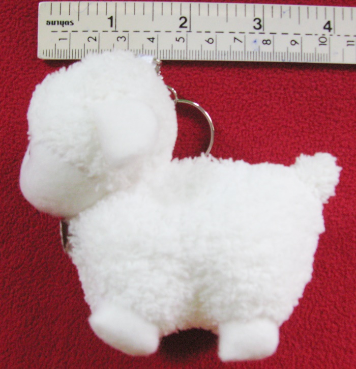 สินค้าหมดค่ะ พวงกุญแจตุ๊กตาแกะสีขาว โบว์ลายน้ำตาล-ขาว จากสวนผึ้ง จ.ราชบุรี ค่ะ