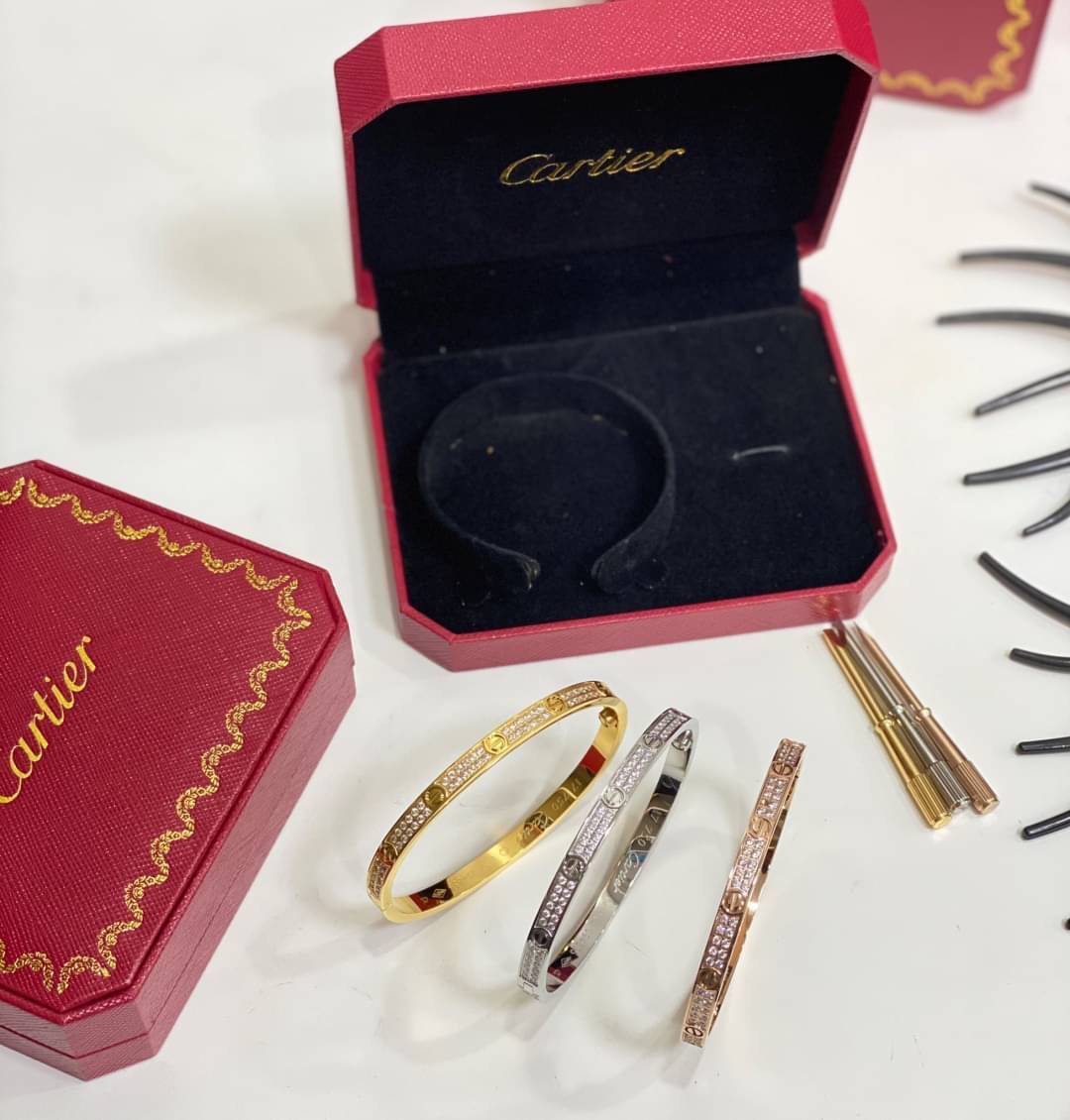 Cartier Love Bracelet มีเพชร กำไลข้อมือคาเทียร์ ภาพถ่ายจากงานจริง เกรดออริจินิล วัสดุคุณภาพดี ไม่ลอกไม่ดำ งานปั้มครบตามรูปเลยค่ะ