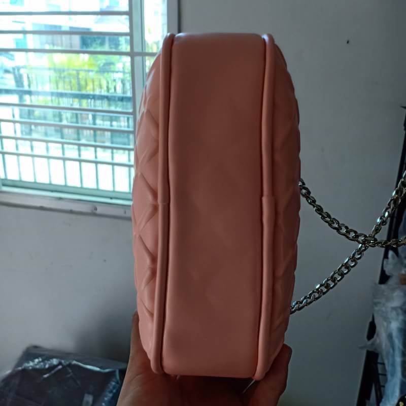 CHARLES & KEITH Crossbody Bag กระเป๋าสะพายขนาดกำลังดี พกพาง่าย ไม่ใหญ่จนเกินไป ปั้มลายนูน เปิดปิดด้วยซิป อะไหล่เงิน ภายในมีช่องซิป1ช่อง ช่องใส่บัตร3ช่อง ซับด้วยผ้า สายยาวถอดได้ ปรับได้ขนาด2ระดับ สายโซ่และหนังตรงบ่า สายยาว50cm. มาพร้อมถุงผ้ากันฝุ่นแบรนด์