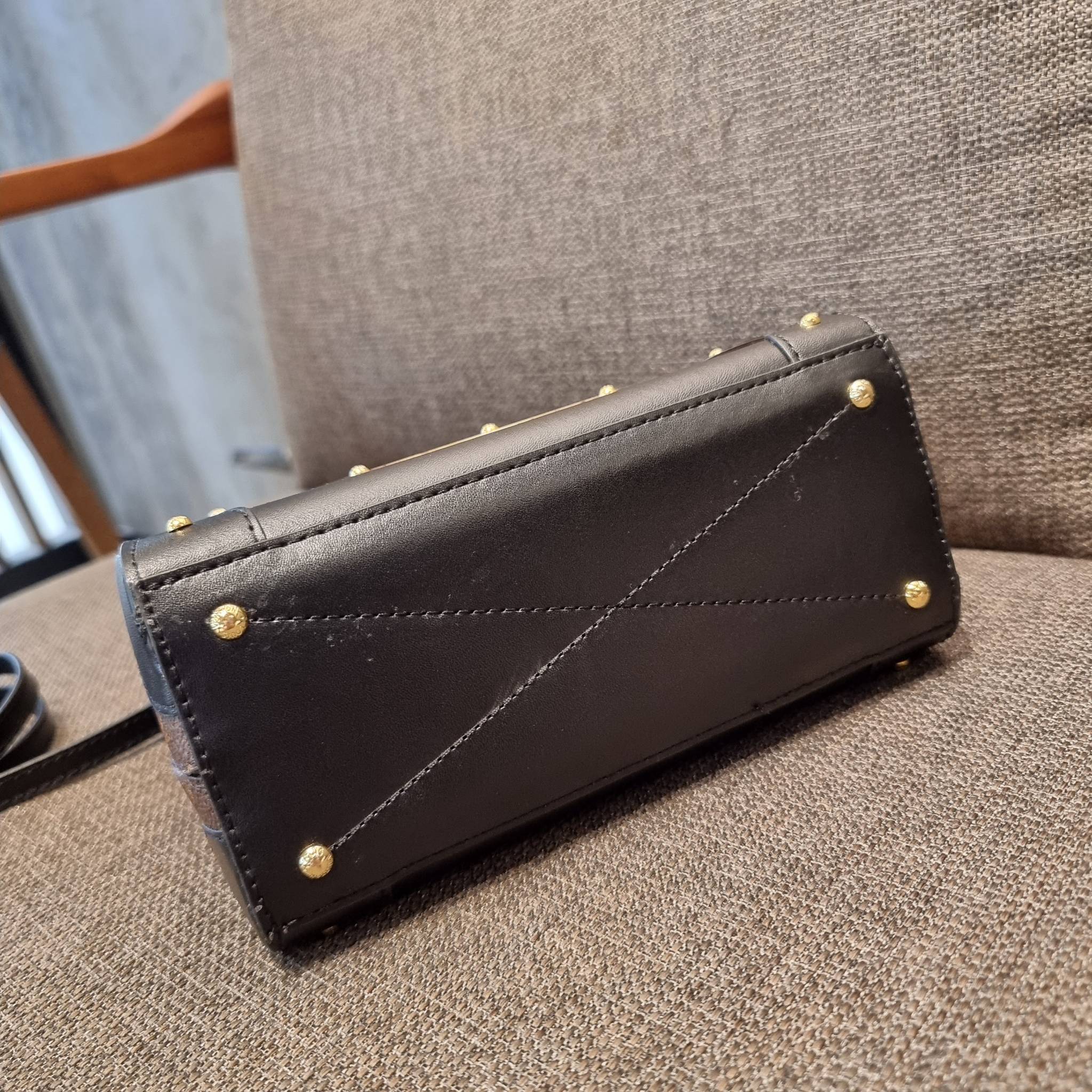 ใหม่ล่าสุดจาก LV monogram vintage box bag มาพร้อม box set สุดหรูรุ่นนี้ดีเทลยอดเยี่ยม เก็บรายละเอียดได้ดีและโดดเด่น ถือแล้วผู้ดีมาก!! วัสดุหนังแคนวาสสลับหนังแท้ เปิด-ปิดด้วยตัวบีบล็อค แน่นหนา ภายในโล่งกว้าง เลิศตรงที่เก็บทรง ขยายทรงด้านข้างได้ คอนโทรลด้วย