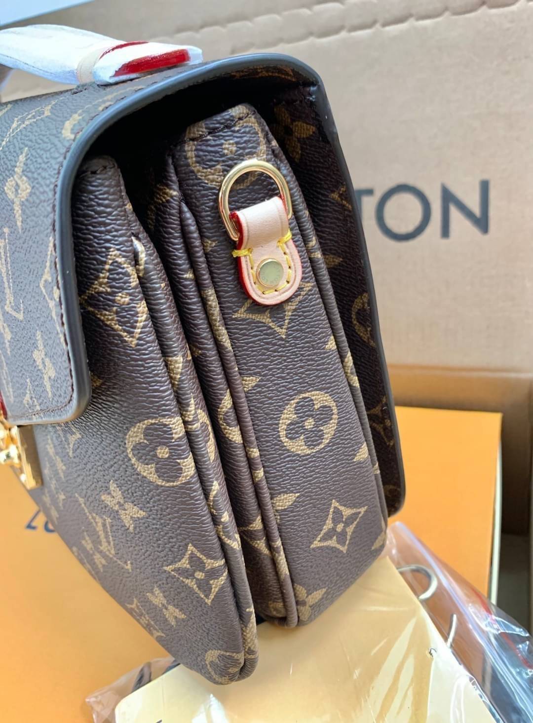 LV Pochette Métis ไอเท็มนำแฟชั่นที่น่าดึงดูดใจอย่างยิ่ง กระเป๋าที่มีรูปลักษณ์ทรงกะทัดรัดและใช้งานได้สะดวก หนังแท้แคนวาสอย่างดีเลยค่ะ ลาย Monogramอัญเป็นเอกลักษณ์ของแบรนด์ เปิด-ปิดแบบกดล็อคอะไหล่สีทองสวยงาม ภายในมี3ช่องกว้างสามารถใช้งานได้หลากหลายและจุของไ