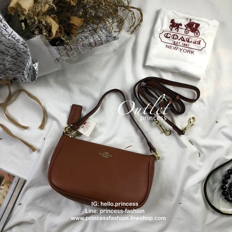 Coach leather crossbody bag กระเป๋าสะพายข้าง crossbody size mini วัสดุหนังลายสวย เปิด - ปิดกระเป๋าซิป ด้านในโล่ง ใส่ wallet กล่ง มือถือทุกรุ่น มีช่องเล็ก พร้อมสายสะพายสั้น และยาวปรับได้ ปรับอถอดออกได้ค่ะ