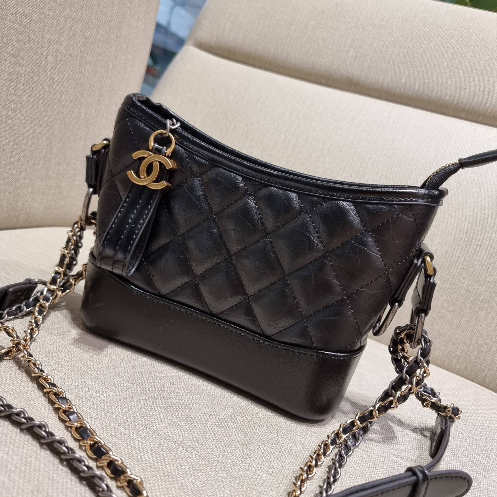 9" CHANEL SHOULDER BAG / CHANEL GABRIELLE HOBO BAG ไซส์คลาสสิค กระเป๋าสะพายข้าง/ไหล่ หนังแท้ นิ่ม หรู มาพร้อมพวงกุญแจสัญลักษณ์แบรนด์ อะไหล่พร้อมโซ่สะพายสีทองสลับสีเงินรมดำ สามารถสะพาย crossbody หรือสะพายไหล่ได้หมด สะพายแล้วขับผิวมากๆ เปิด-ปิดกระเป๋าด