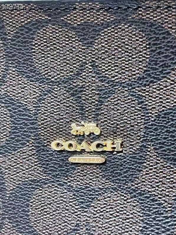 COACH Tote in Signature Canvas Bag กระเป๋าสะพายทรงช้อปปิ้ง สายกระเป๋าเป็นหนังสลับโซ่ทองสวยงาม เพิ่มความหรูหรา ภายในโล่งกว้างใส่ของได้เยอะมาก วัสดุ Canvas เคลือบลายซิกเนเจอร์และหนัง พร้อมซิปกลางเก็บของได้มิดชิดเลยค่ะ มี 3 สี น้ำตาล ดำ ขาว