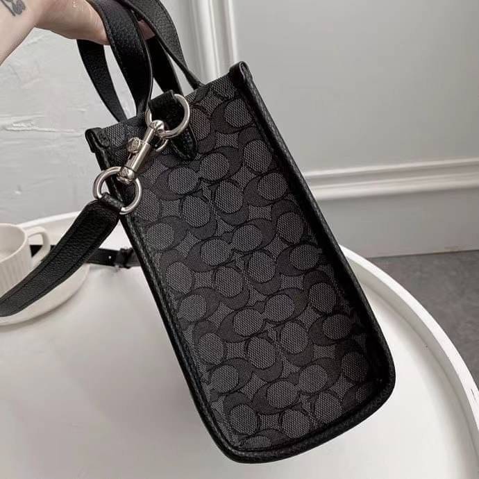 OUTLET 】COACH DEMPSEY TOTE 22 IN SIGNATURE JACQUARD WITH STRIPE AND COACH PATCH (COACH C7083) SILVER/BLACK SMOKE BLACK MULTI สีใหม่ น่าใช้อีกแล้ววว โทนดำคลาสสิกมากๆค่ะ กระเป๋าTOTE ทรงฮิตขนาดกำลังดี มีสายสะพายยาว ถอดได้ ปรับระดับได้ //ลุคไหนๆจัดว่าเกิดทุกง