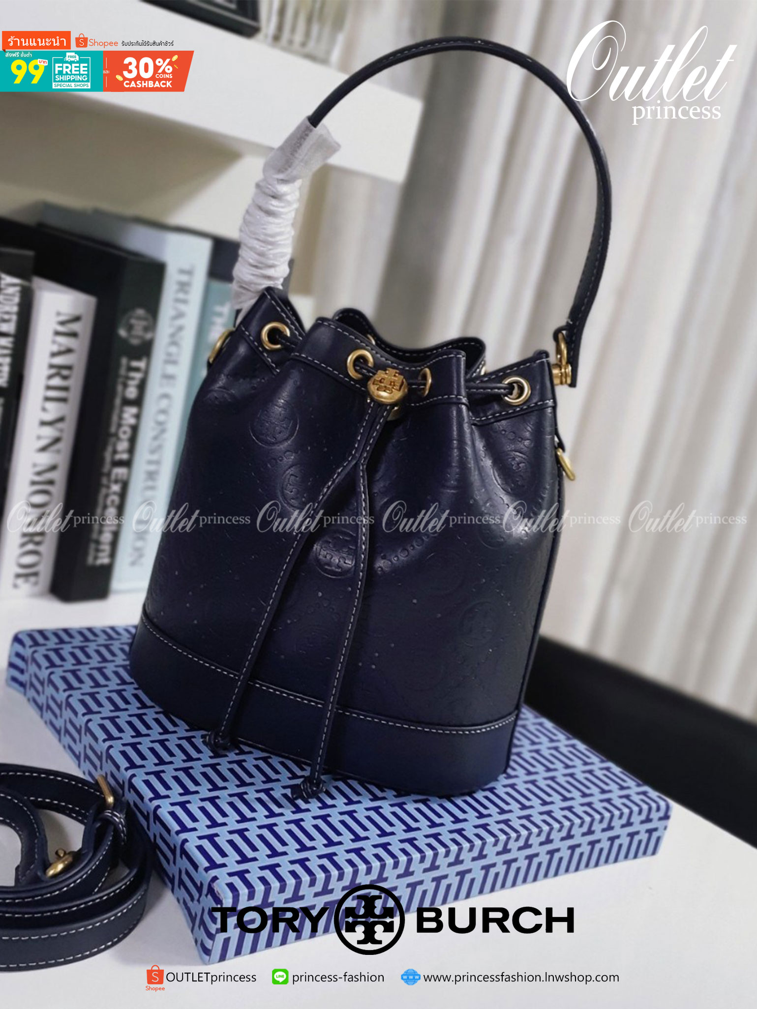 Tory burch monogram leather bucket bag ดีไซน์สวยงามตามแบบฉบับของแบรนด์แล้ว ที่ทำจากวัสดุหนังแท้ ตัวกระเป๋าอยู่ทรงสวยมีลายแบรนด์สวยหรู ใช้รูดเปิดปิด ภายในบุผ้าอย่างดี มีช่องเล็กหนึ่งช่อง ใส่ของได้หลากหลายขนาดกำลังดี ที่นอกจากจะได้เรื่องดีไซน์สวยงาม