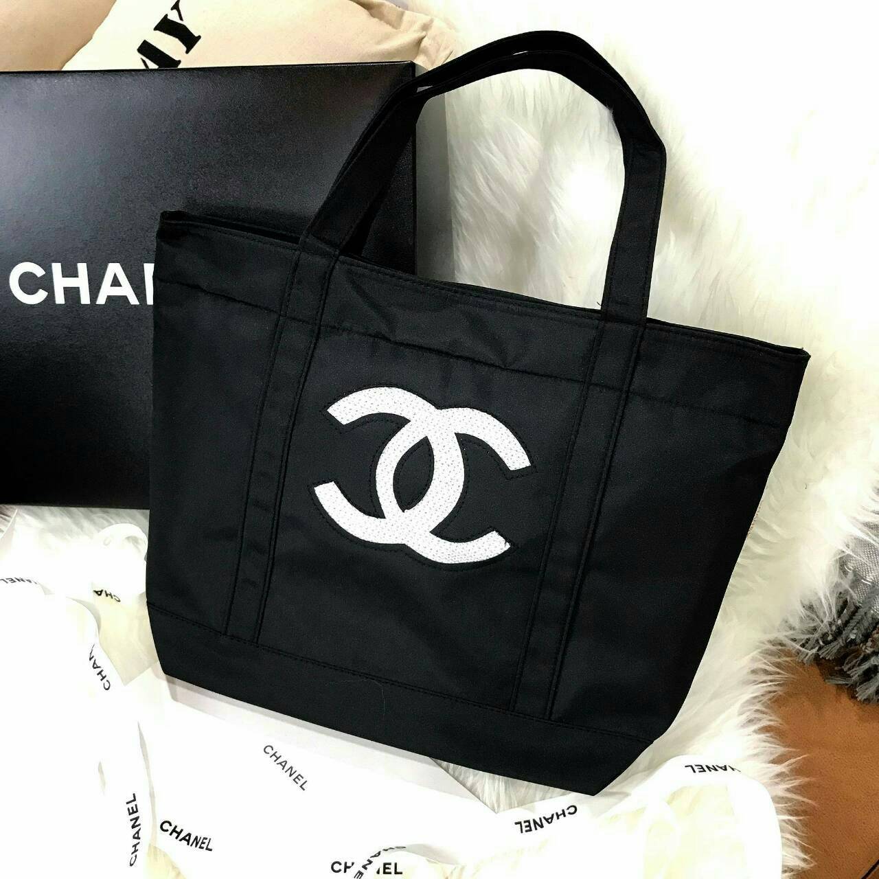 Must Have! Chanel Satin Shopping Bag กระเป๋าสะพายทรง Shopping Bag พรีเมี่ยมกิ้ฟ Limited Edition ของแท้ 100% นำเข้าจาก Chanel Perfume Counter ใบใหญ่วัสดุ SATIN ประดับคริสตัลสีดำโลโก้ CC สุดคลาสสิค ซับใน Polyester 100% เปิดปิดด้วยกระดุมแม่เหล็ก น้ำหนักเบา จ