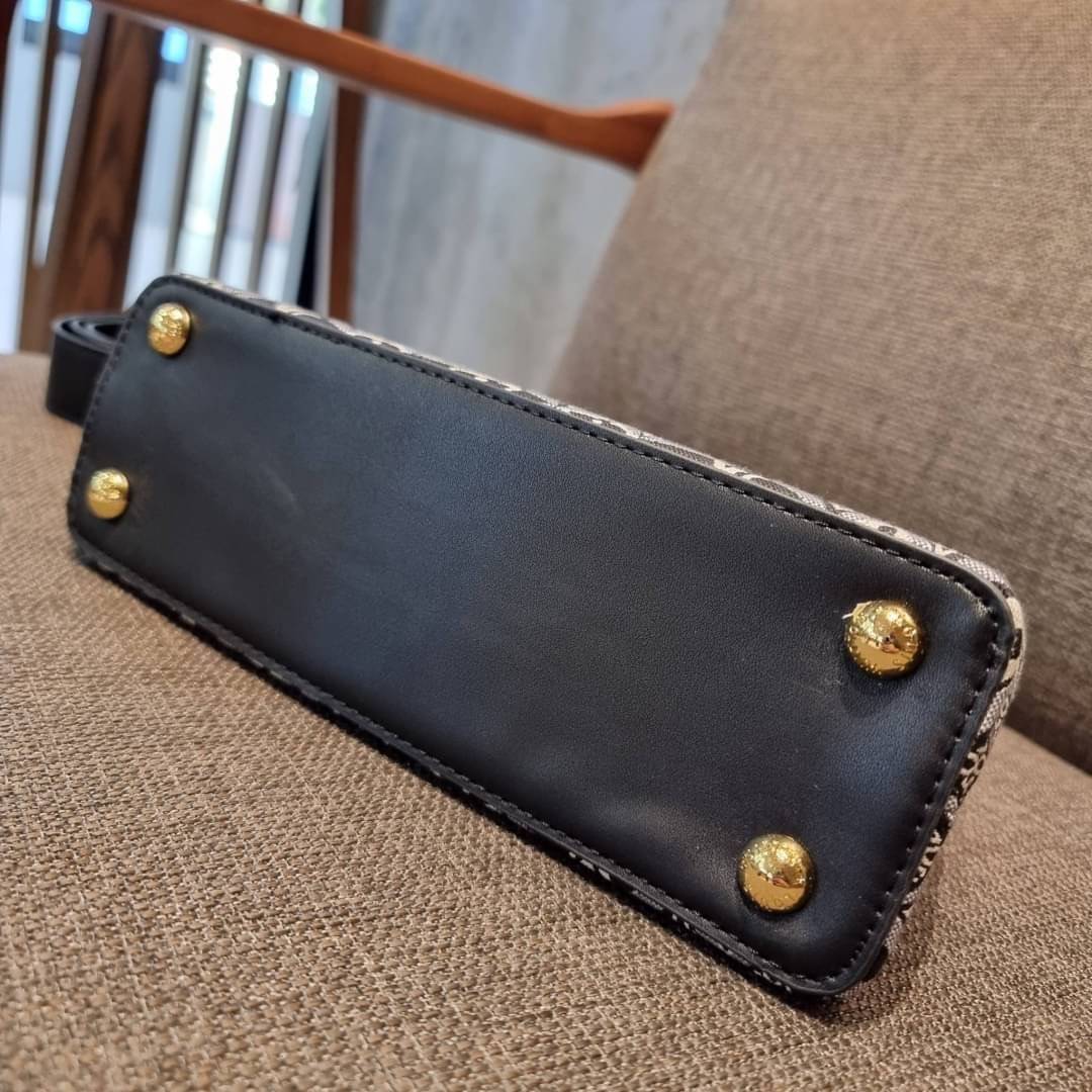 LV capucines top handle with vintager 1854 / LV SINCE 1854 CAPUCINES MM ที่สุดของความสวยในดีไซน์คลาสสิคย้อนยุค กระเป๋าถือสุดหรู มาพร้อมหูจับในตัว ด้วยรูปทรงวินเทจและวัสดุผ้าแคนวาสคละลายเต็มใบ สร้างดีเทลให้ไอเท็มนี้ได้ลุคผู้ดีไปอีก และยังมีลูกเล่นที่ฝาปิดก