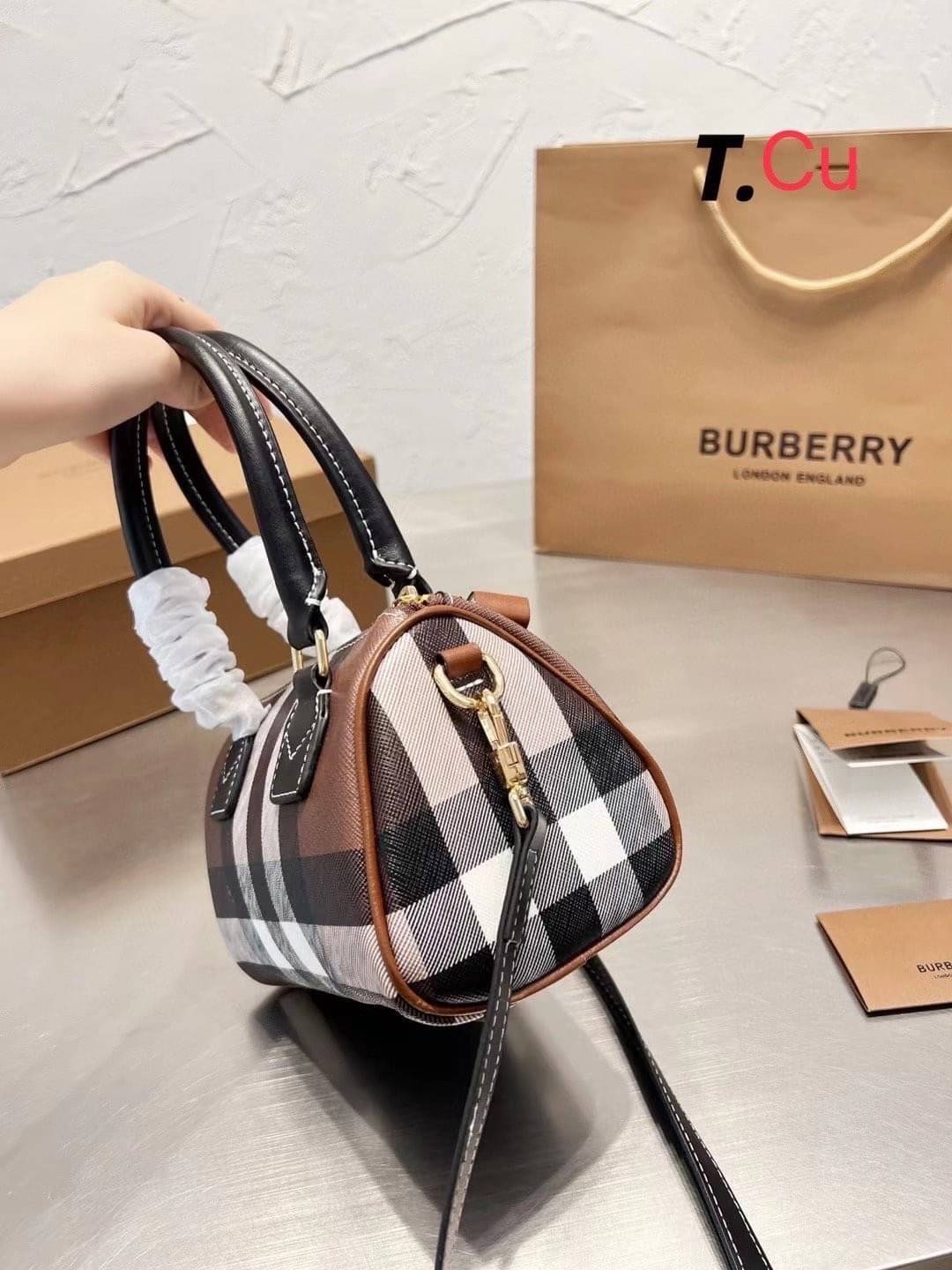 Burberry Small Check Bowling Bag / Burberry Coated fabric boston bag / BURBERRY FRAGRANCES VINTAGE BOWLING BAG กระเป๋าสะพายใบเล็กน่ารัก ลายวินเทจ โทนสีใช้งานง่าย Vintage Signature สวยหรูสุดคลาสสิค ภายในโล่งกว้าง สามารถใส่มือถือ กระเป๋าสตางค์ ของจุกจิกได้ 