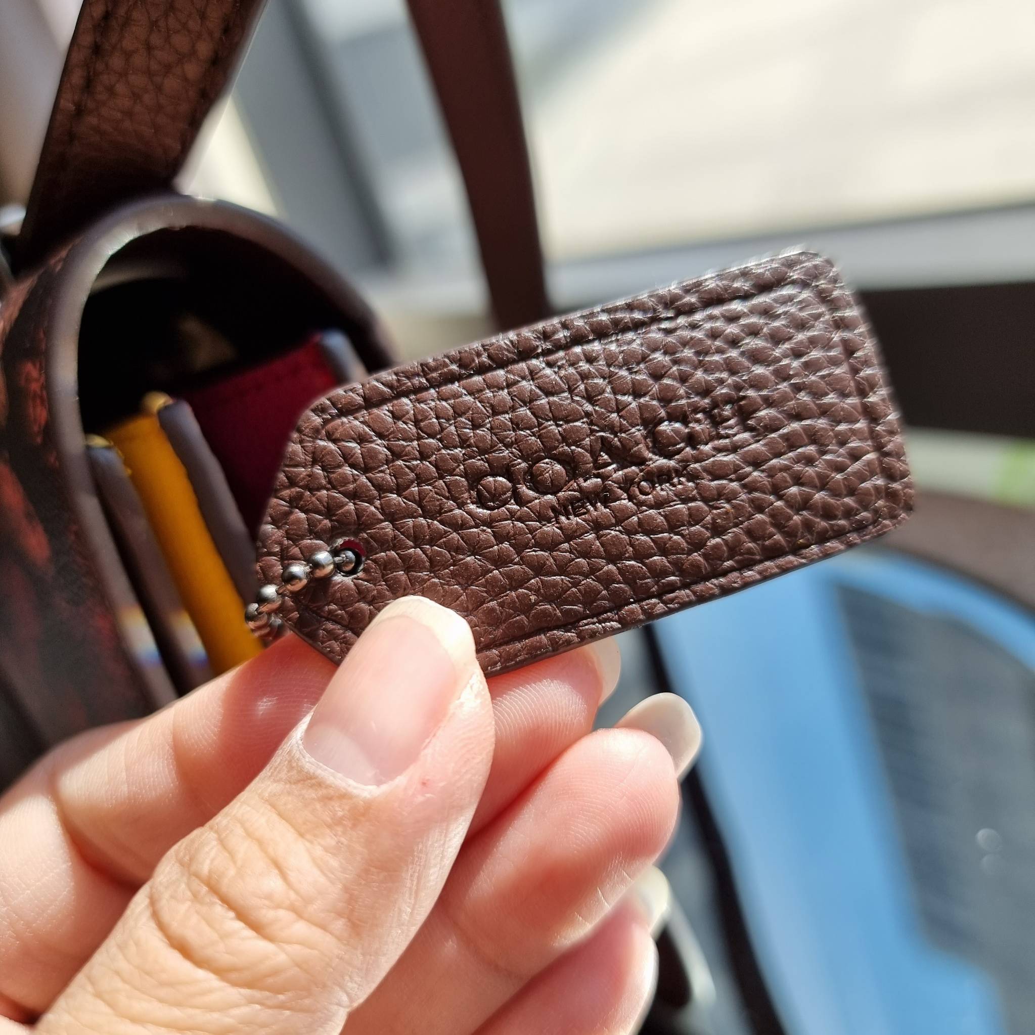 OUTLET 】COACH 88343 CAMILLE CROSSBODY WITH HORSE AND CARRIAGE PRINT AND ARCHIVE PATCH คอลเลคชั่นหายาก ที่สาวๆตั้งตารอ!! ด้วยดีไซน์ลุคผู้ดี ตกแต่งลวดลายออกมาดูโดดเด่น กับกระเป๋าสะพายที่ปรับใช้ได้หลายหลายสไตล์ สะพายไหล่สายคู่ สะพายข้างสายเดี่ยว หรือจะเอาสาย