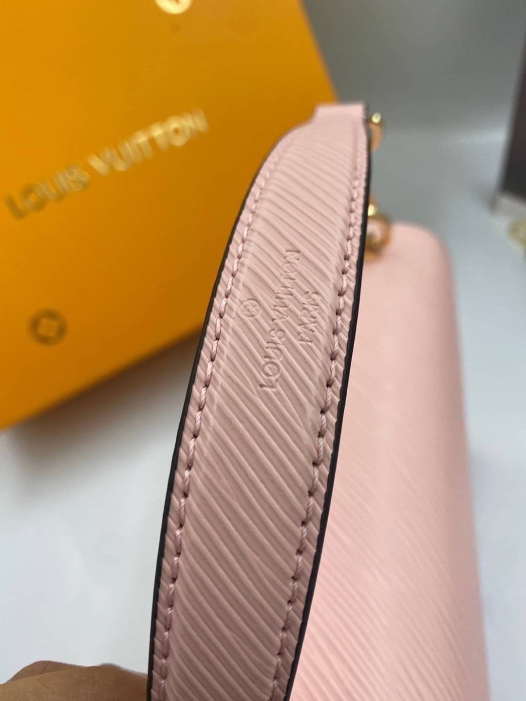 หนังแท้ LOUIS VUITTON Epi Twist Shoulder Bag MM พร้อมส่งที่ไทย เกรดออรินอลงานหนังแท้ทั้งใบ ภาพสินค้าถ่ายจากงานขายจริง ใช้งานต่างประเทศได้