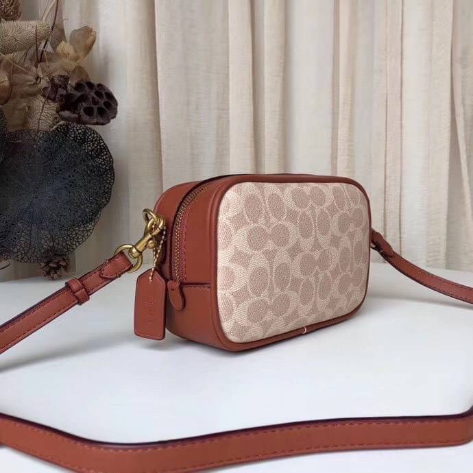 COACH Coated Canvas Signature Camera Bag 16 | Tan Rust (1025) เคลียร์สต๊อคมีไม่มากนะคะ! พร้อมส่งค่ะ! กระเป๋าทรงกล่อง pvc หนังนิ่มค่ะ เปิดปิดกระเป๋าแบบซิป ภายในสามารถใส่มือถือได้ทุกรุ่น;กระเป๋าเงินใบกลางได้;ของอื่นๆได้จุค่ะ;มีช่องซิปและช่องเล็กให้ใส่ของจุก