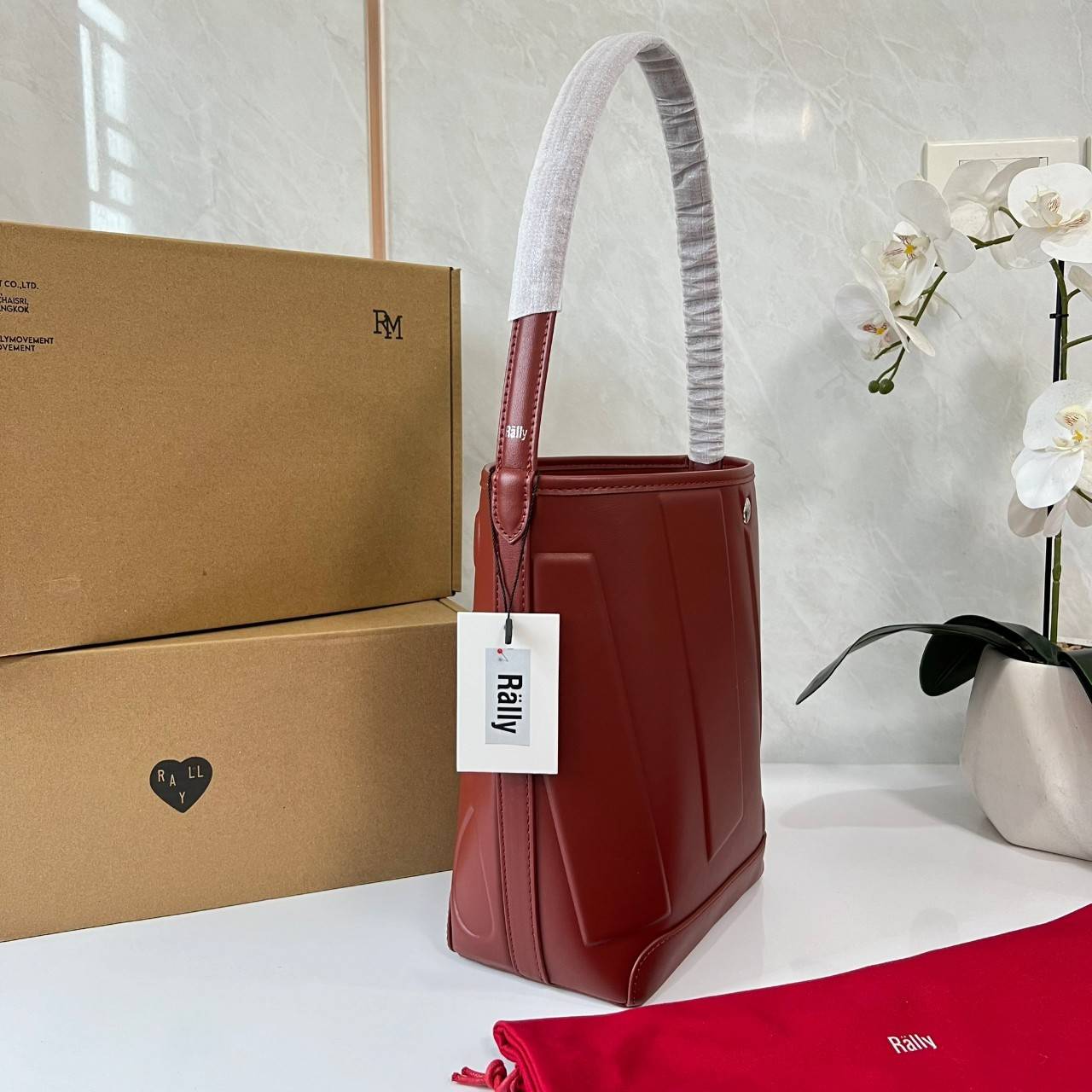 Rally The Bag Whisper กระเป๋าทรงบัคเก็ตงานหนังรุ่นใหม่ ฮอทติดลมบน มาแรงสะพายกันทั่วบ้านทั่วเมือง สายแบกสายขนห้ามพลาดจุของได้เยอะ รุ่นหนังผิวสัมผัสนิ่มมือ ทนทานและจุสิ่งของได้ครบครัน โดดเด่นด้วยโลโก้ตัวนูน