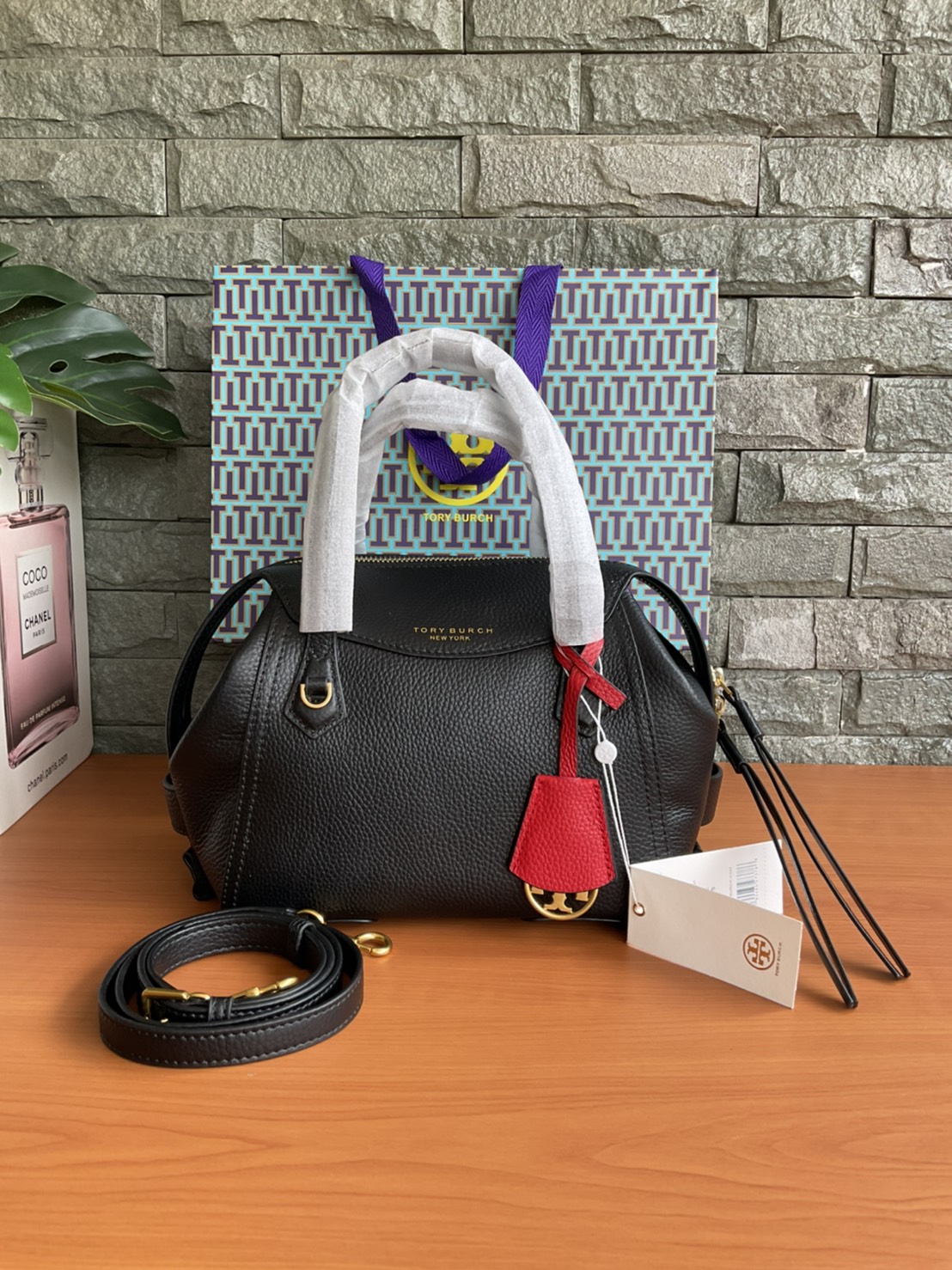 ของแท้ Tory Burch Bur Perry Small Satchel ( Style : 61169 ) กระเป๋าถือ/คล้องแขน/สะพายข้าง แบรนด์ยอดนิยม รุ่นใหม่ล่าสุดแบบคลาสสิก แบบทันสมัย สวยโดดเด่น