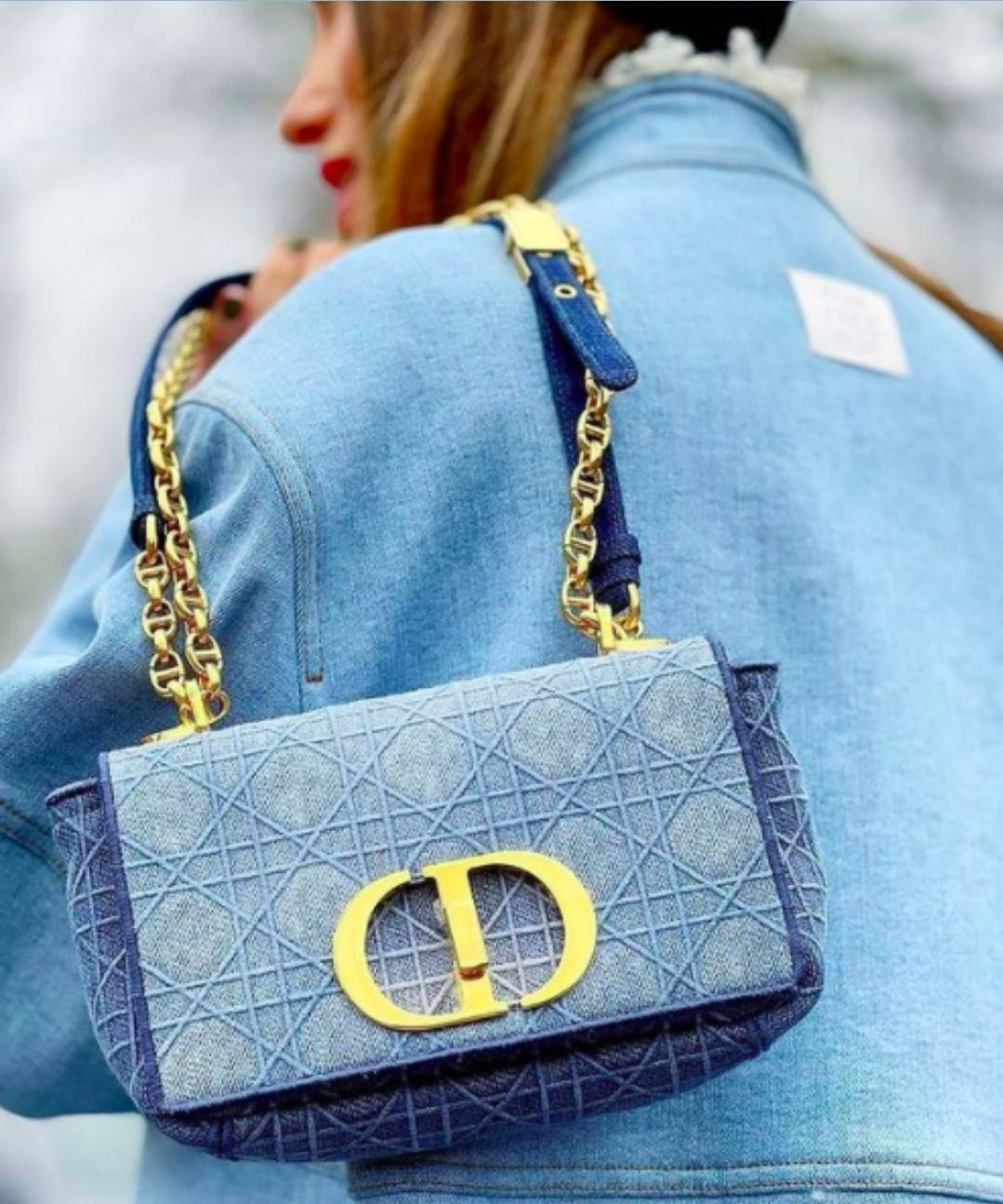 VIP CD SMALL CARO SHOULDER BAG / DIOR CARO / Dior Cruise 2021 Bag กระเป๋าสะพายข้างทรงสวย ดีไซน์ย้อนยุค ที่รอบนี้โดดเด่นเป็นเอกลักษณ์มากๆ ดีไซน์สีเดนิมคลาสสิค เปิด-ปิดด้วยอะไหล่บิดล็อค หรูหรา ใช้งานง่าย วัสดุผ้าเดนิมทนทาน ภายในเป็นช่องโล่ง มีช่องย่อย ด้านห