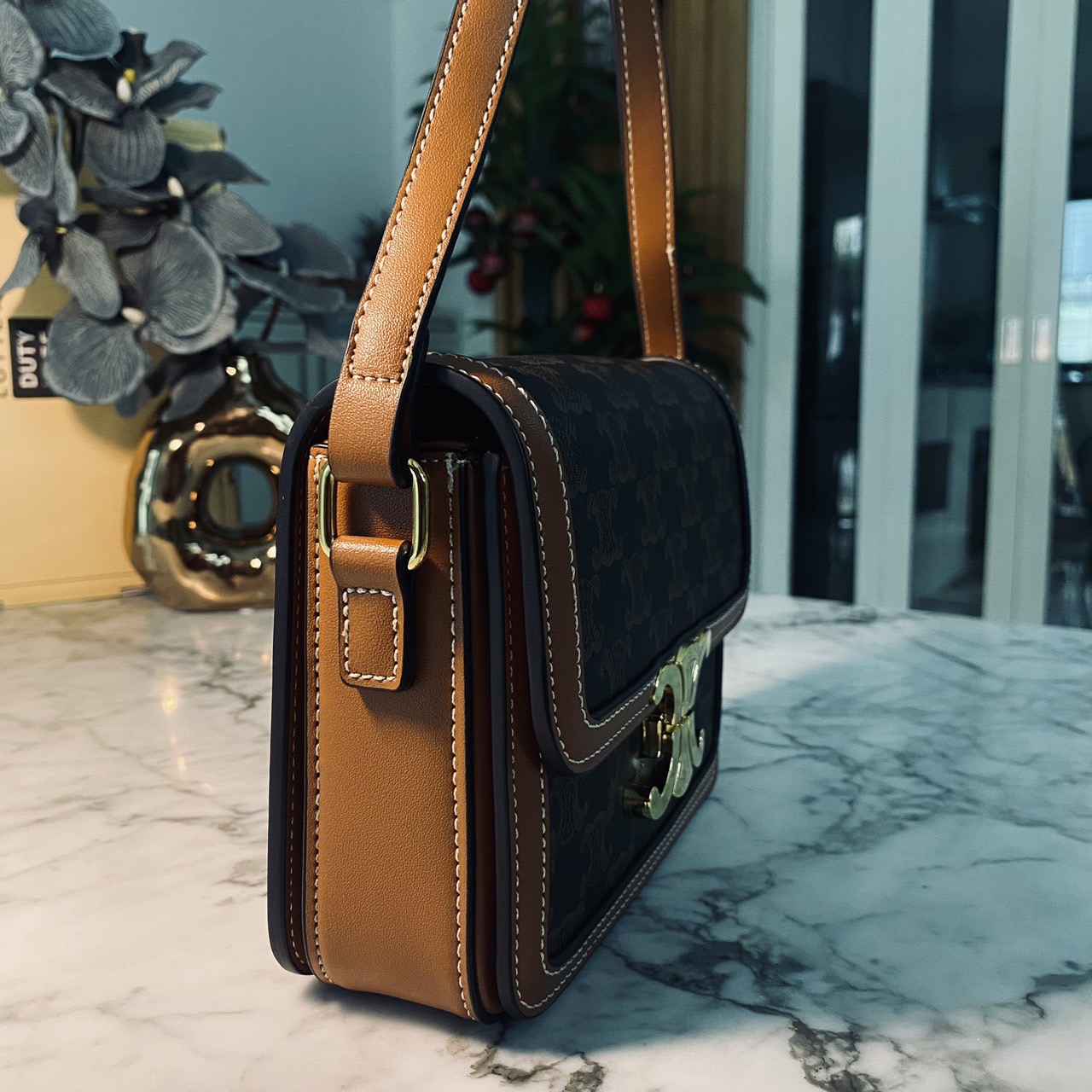 CELINE Teen Triomphe Bag 20cm กระเป๋าสะพายรุ่นยอดนิยม งานสวยอยู่ทรง ไม่มีไม่ได้เลยกับไอเท็มสุดคลาสสิค เนเชอรัลโทน ดูดี ดูแพง -- รับตัวแทนกระเป๋า