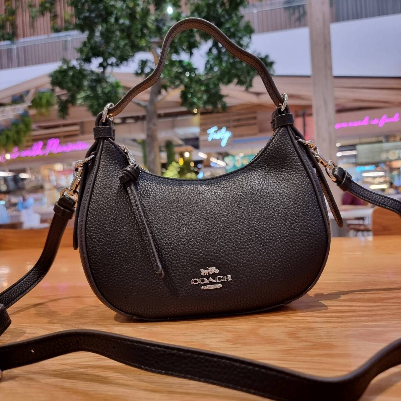 COACH C6807 KLEO HOBO IN SIGNATURE CHAMBRAY ใหม่ล่าสุด คอลเลคชั่นสุดคิ้วท์ ที่สาวๆต้องหลงรัก กระเป๋าสะพายทรงโฮโบ ที่ดีไซน์มาให้ปรับใช้งานได้หลากหลาย วัสดุหนัง pepble สวยหรู รูดเปิด-ปิดด้วยซิป ภายในเป็นช่องโล่ง สายคล้องสามารถถอดออกใส่สายยาวสะพายข้างได้ หรื