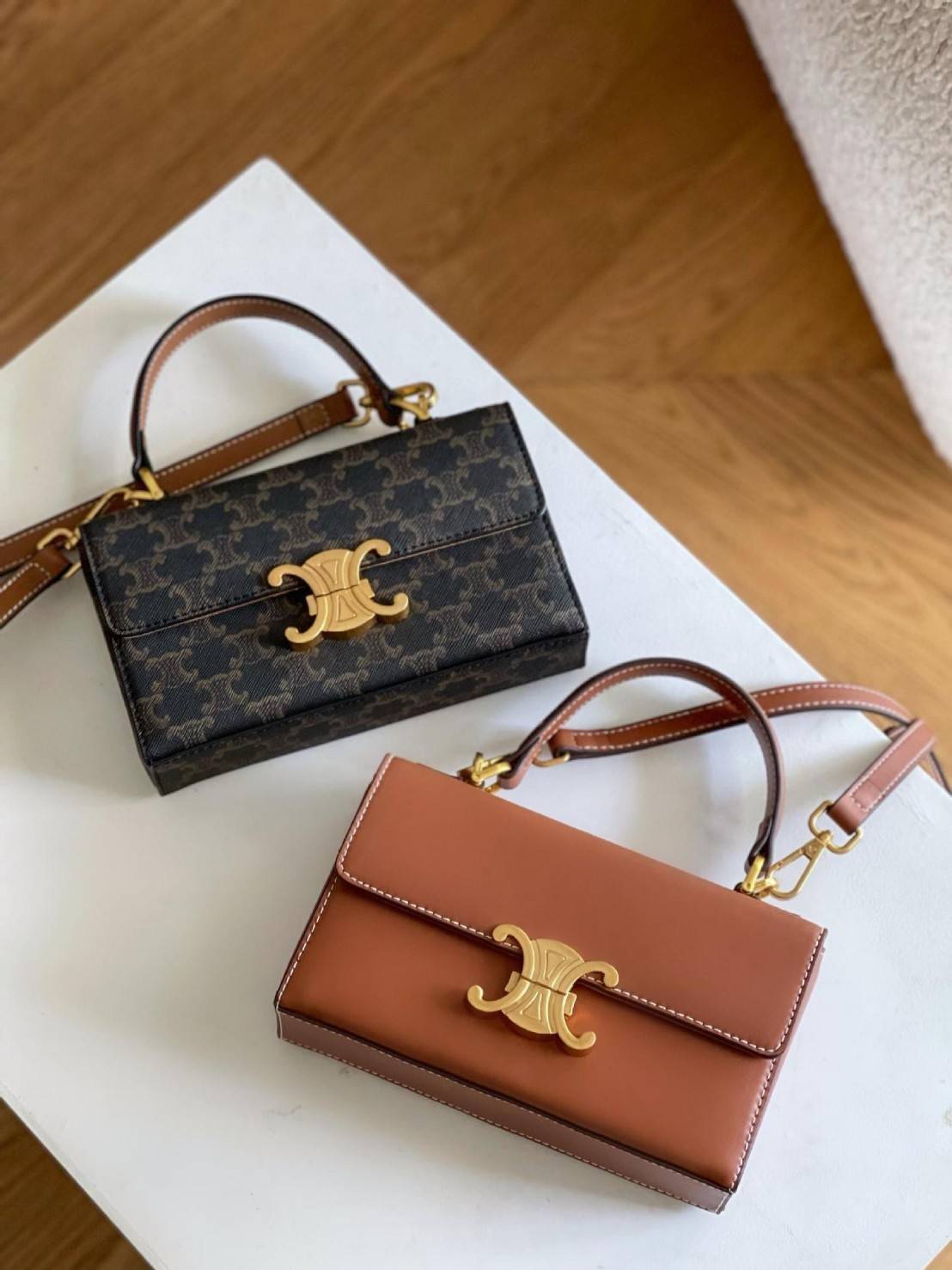 Celine Triomphe shoulder handbag Bag / Celine box triomphe in Natural Calfskin Tan กระเป๋าสะพายเรียบหรูและดูทันสมัยใบนี้ออกมา ให้คุณเลือกสะพายในชีวิตประจำวันเข้ากับการแต่งตัวสบาย ๆ หรือถอดสายถืงออกงานปาร์ตี้สังสรรค์ ก็ช่วยให้คุณดูโดดเด่นได้เช่นกัน นอกจากน