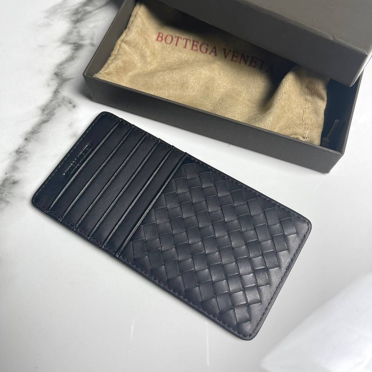 หนังแท้ BOTTEGA VENETA CARD HOLDER กระเป๋าใส่บัตรทำจากหนังแท้คุณภาพดีมาในราคาพิเศษ เป็นรุ่นที่หายาก เหมาะกับการใช้งานระยะยาว ยิ่งใช้หนังยิ่งสวยทนทานต่อการใช้งาน มาพร้อมกล่อง อุปกรณ์ครบ