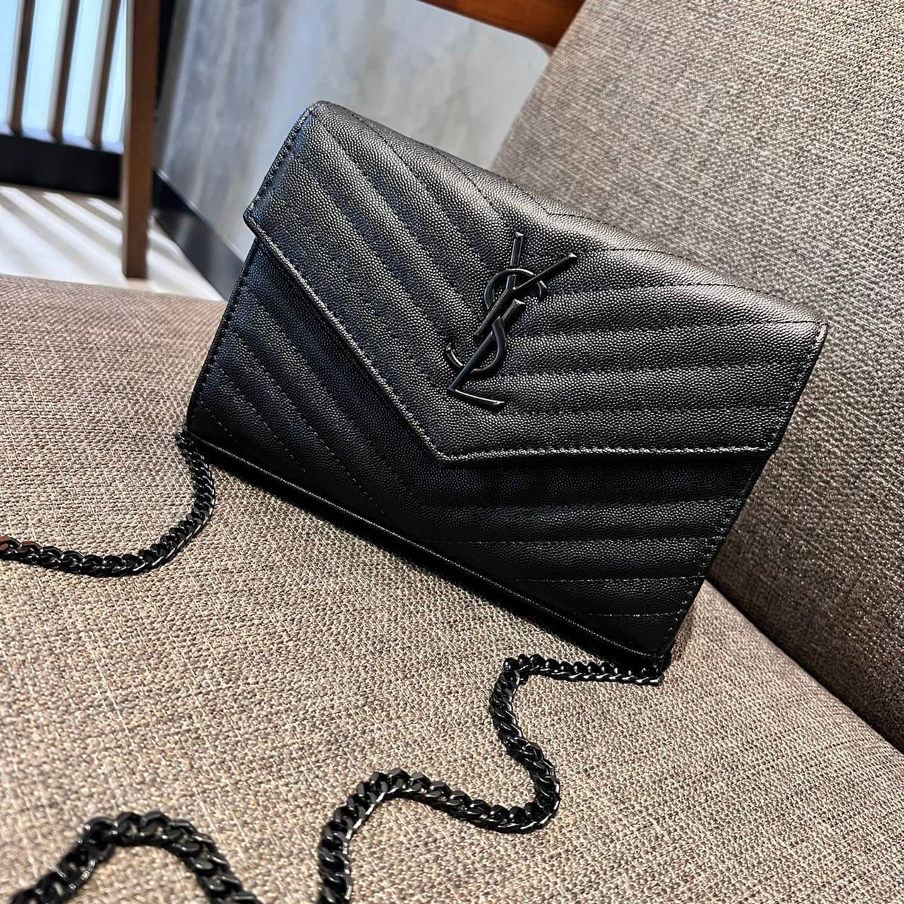 ไม่เคยผิดหวังจริงๆ!! กับรุ่นที่สาวๆรู้กัน Yves Saint laurent clutch bag with chain กระเป๋าสะพายทรง woc สุดฮอต ดีไซน์เรียบหรู โดดเด่นด้วยโลโก้ด้านหน้า เพิ่มดีเทลความผู้ดี วัสดุหนัง pepble ทนทาน ใช้งานง่ายเพียงแค่เปิด-ปิดด้วยกระดุมแม่เหล็ก ภายในแบ่งสัดส่วนไ