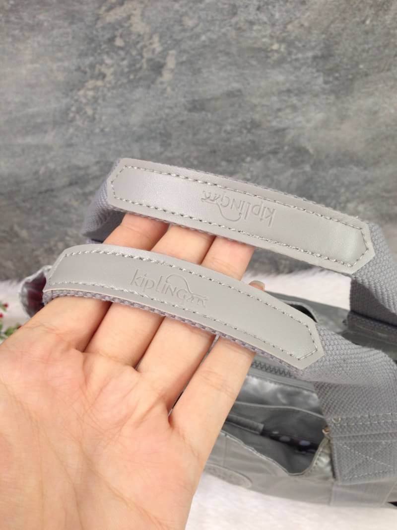 Kipling รุ่น Cicele กระเป๋าสะพายไหล่ใบใหญ่ สวยน่ารัก ตัวกระเป๋าด้านในเป็นช่องโล่งแบบปิดเปิดด้วยซิป มีช่องซิปด้านใน ด้านข้างกระเป๋า มี 2 ช่อง ปิดเปิด ด้วยเทป พร้อมที่ใส่โทรศัพท์ ปากกา และ MP 3 ในส่วนด้านใน และ ด้านข้างกระเป๋า ซ้าย-ขวา เป็นช่องขนาดเล็กสำหรั