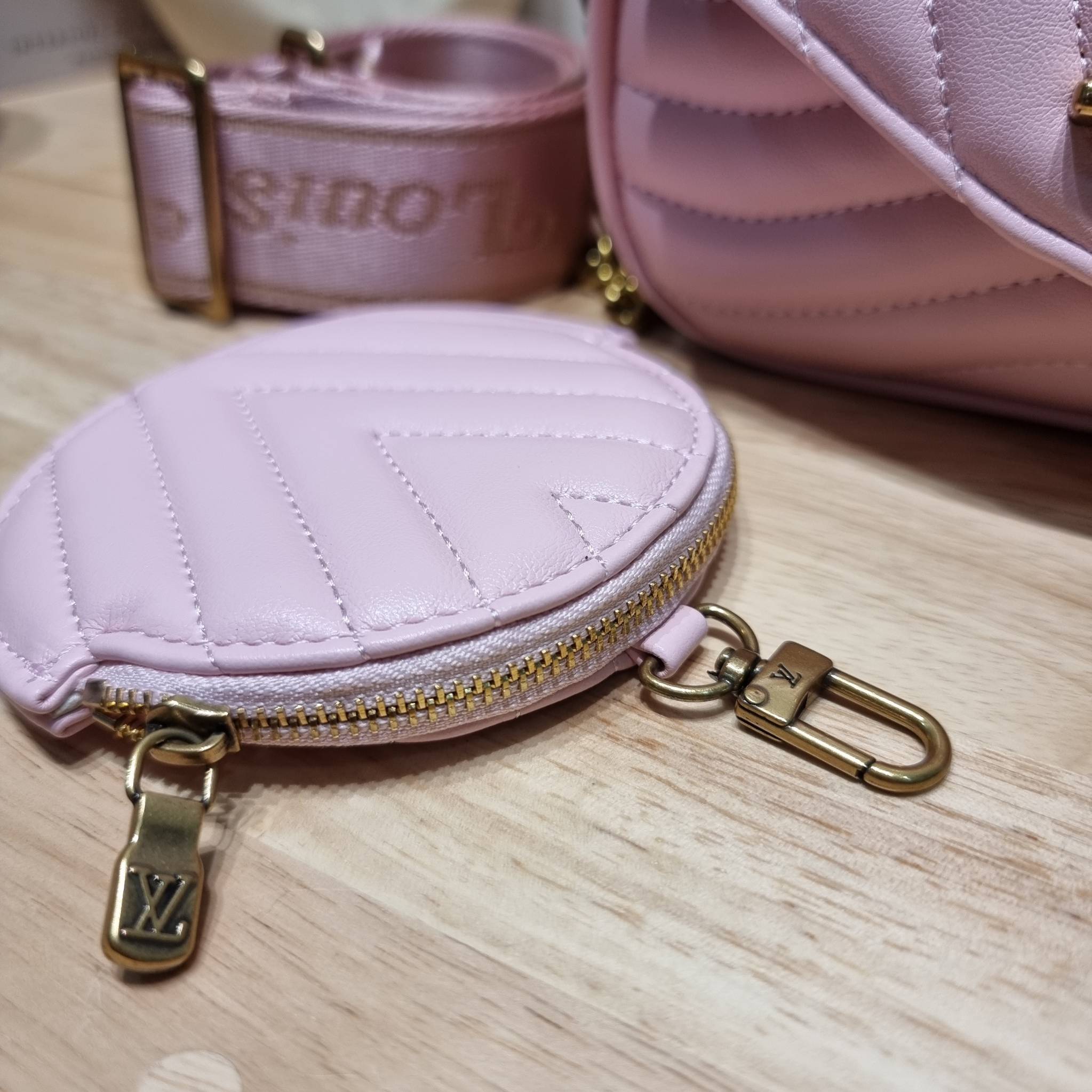 LV new wave pochette multi bag กระเป๋าสะพายมัลติฟังก์ชั่น มาพร้อม box set รับรองว่าดีงาม ลูกเล่นคลาสสิคผสานความวินเทจ มีสายสะพายให้ 2 เส้น และกระเป๋าใบลูก เล็กน่ารัก