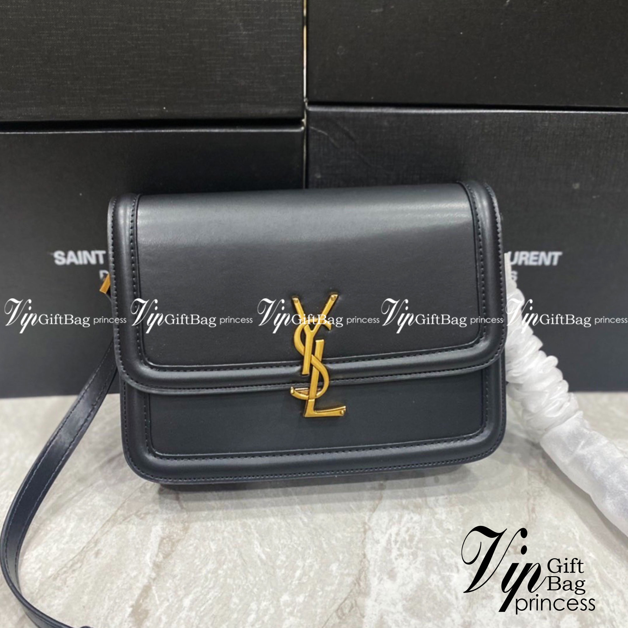 ไอเท็มขึ้นแท่น the best seller!! YSL SOLFERINO SATCHEL LEATHER / YSL crossbody bag กระเป๋าสะพายข้าง โลโก้โดดเด่น ดีเทลดูแพงด้วยตัวล็อค ใช้งานง่าย แน่นหนา งานหนังสวยเต็มใบ ภายในเป็นช่องโล่ง ใส่ของสำคัญได้เลยสบายๆ สายสะพายครอส ปรับใช้ได้ตามตัว ใบจริงสวยคม ร