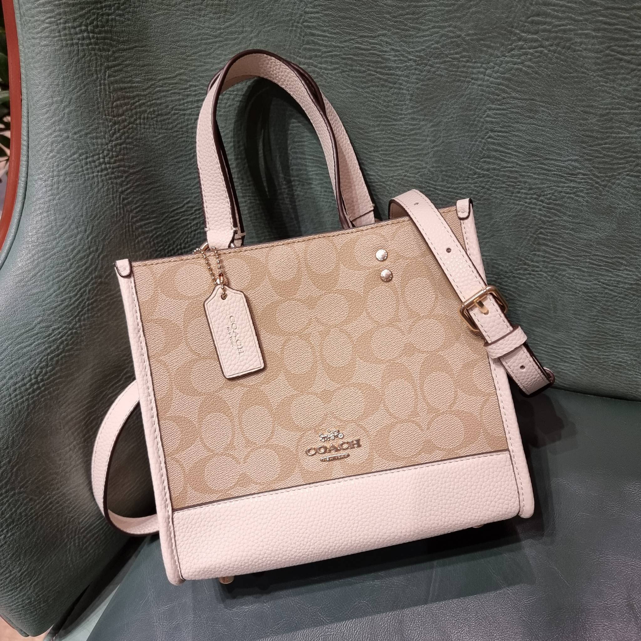 OUTLET 】COACH C5122 DEMPSEY TOTE 22 IN SIGNATURE CANVAS แรงดี กระหน่ำยอดสั่งซื้อมากจ้าแม่!! กระเป๋าทรงโท้ท 22 ที่ขนาดน่ารักน่าใช้มากๆ สาวๆถูกอกถูกใจกันนับไม่ถ้วน!! ฟังก์ชั่นการใช้งานสะดวกที่สุด มีทั้งสายคล้องในตัว และสายครอสบอดี้ ดีไซน์คลาสสิคเรียบหรู วัส