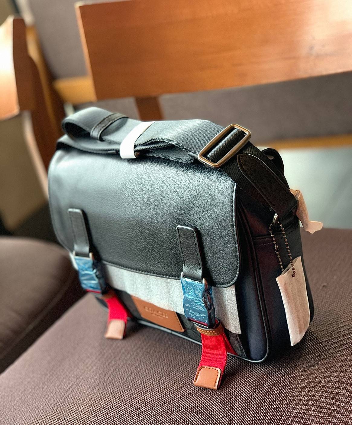 ไม่มีถือว่าพลาดมากๆ สำหรับรุ่นนี้ ใหม่เอี๋ยมเลยค่าา😘 COACH TRACK CROSSBODY IN COLORBLOCK ((4141//4021)) พร้อมส่งที่ไทย ใหม่ล่าสุดค่ะ! กระเป๋าสะพายครอสบอดี้ร์หรือสะพายข้าง หนังแท้ชั้นดีที่สุด หนังนิ่มสวยมากๆค่ะ ด้านหน้าเย็บป้ายหนังโลโก้แบรนด์ เปิดป