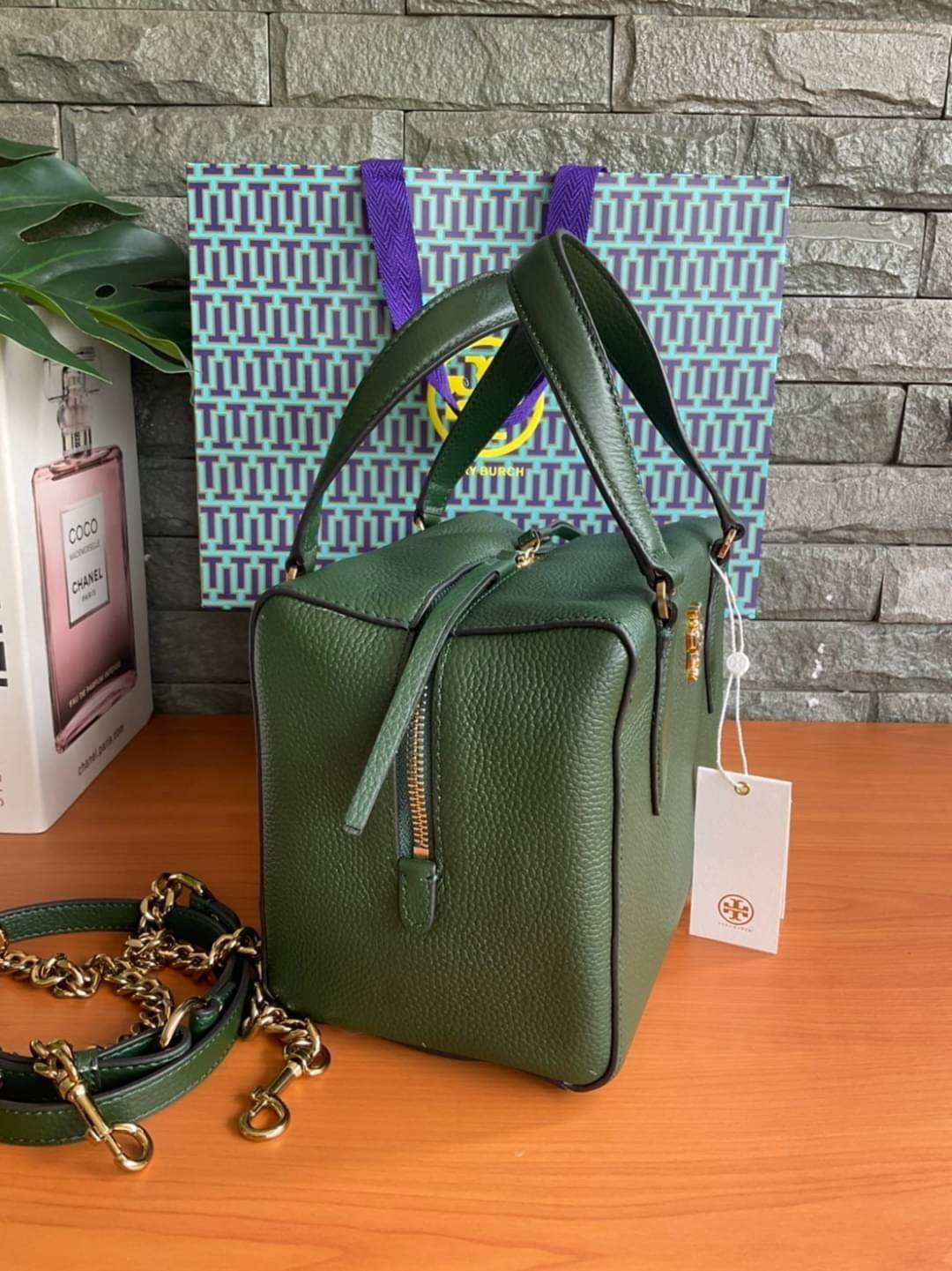 TORY BURCH KIRA PEBBLED SATCHEL BAG รุ่น 74650 กระเป๋าสะพาย Crossbody หนัง togo อะไหล่ทอง ทรงสวยสุดฮิต เป็นรูปทรงใหม่ มาแรงที่สุดในตอนนี้!! สัมผัสนุ่มมือ ตั้งอยู่ทรง ออกแบบเก๋ไก๋ สามารถปรับใช้ได้ 2 แบบ ไม่เหมือนใคร เปิดปิดด้วยซิป ภายในบุผ้าอย่างดี ช่องหลั