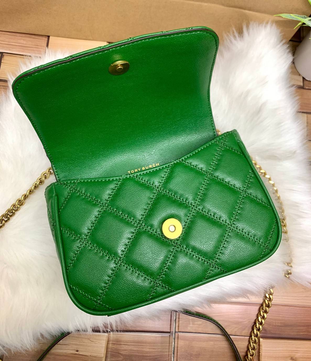 Tory Burch Willa Mini Top Handle Bag พร้อมส่งที่ไทย ใบจริงคือสวยสุดดไปเลยค่าา! กระเป๋าสะพายข้างหรือหิ้วก็เก๋ไปอีกเลยค่ะ! หนังแท้อย่างดี ลายนวมนิ่มมือดีมากค่ะ ด้านหน้ามีอะไหล่โลโก้แบรนด์ เปิดปิดกระเป๋าแบบกระดุมแม่เหล็ก ภายในสามารถใส่กระเป๋าเงินใบกลางได้;มื